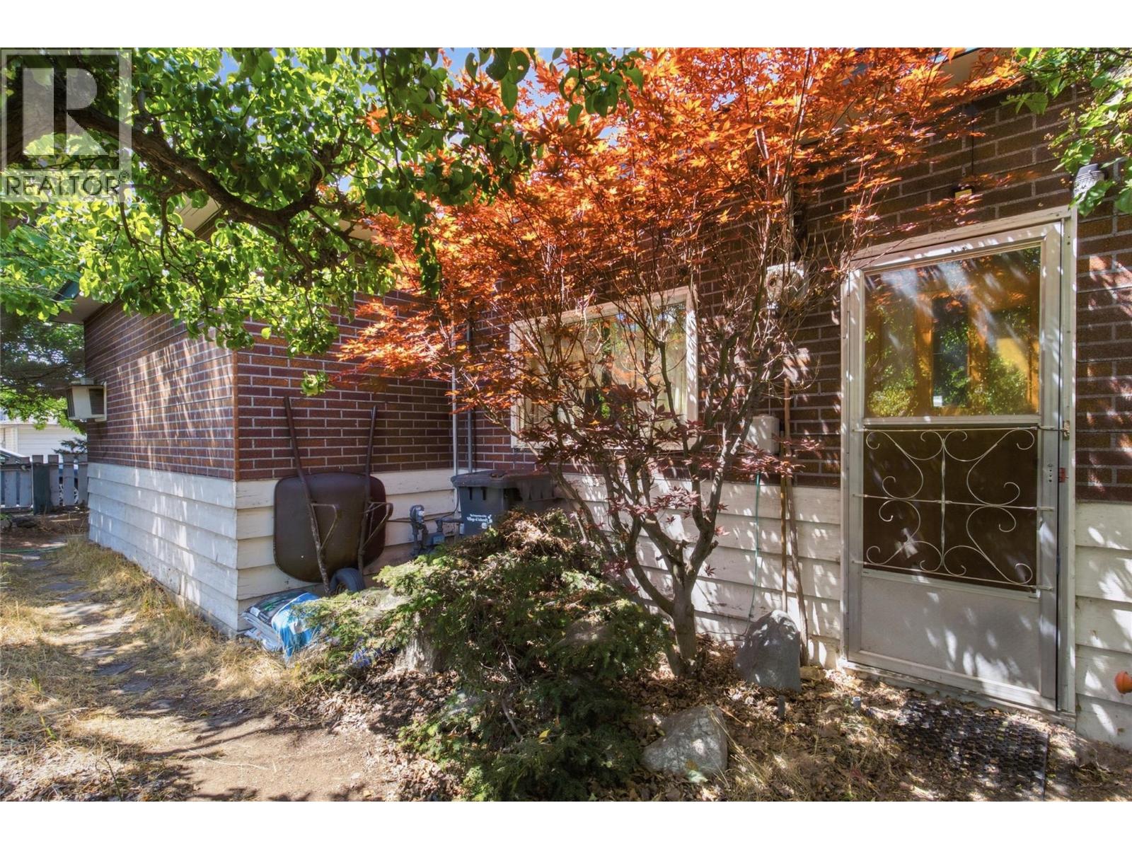 252 6th Street Property Photo 17