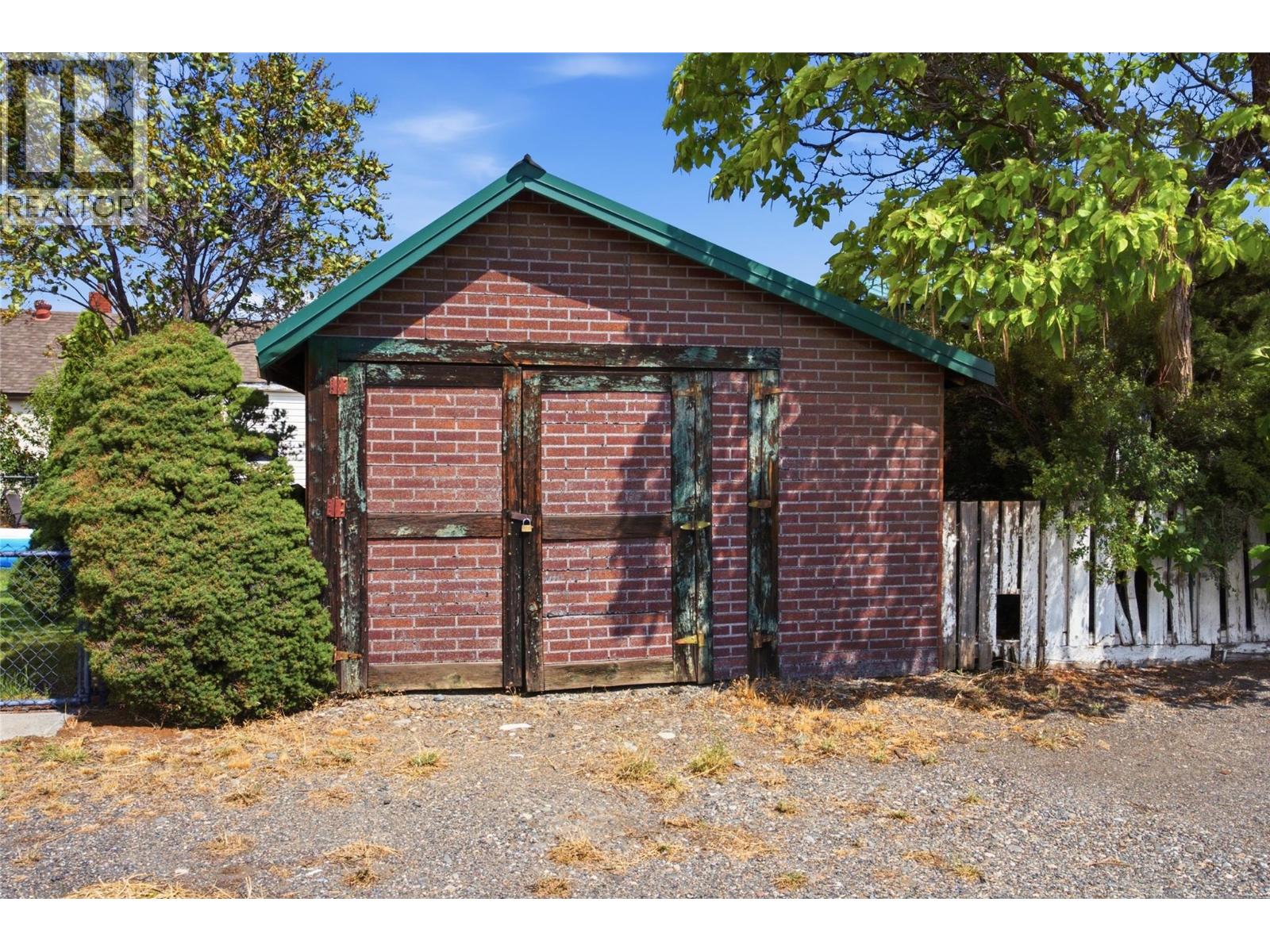 252 6th Street Property Photo 24