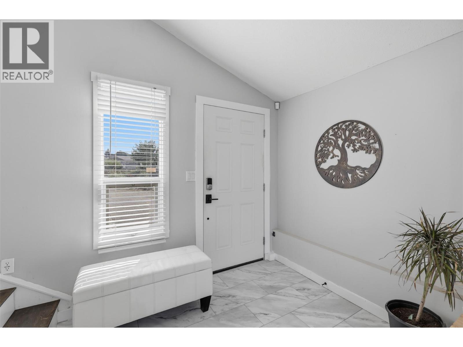 728 Driftwood Place Property Photo 3