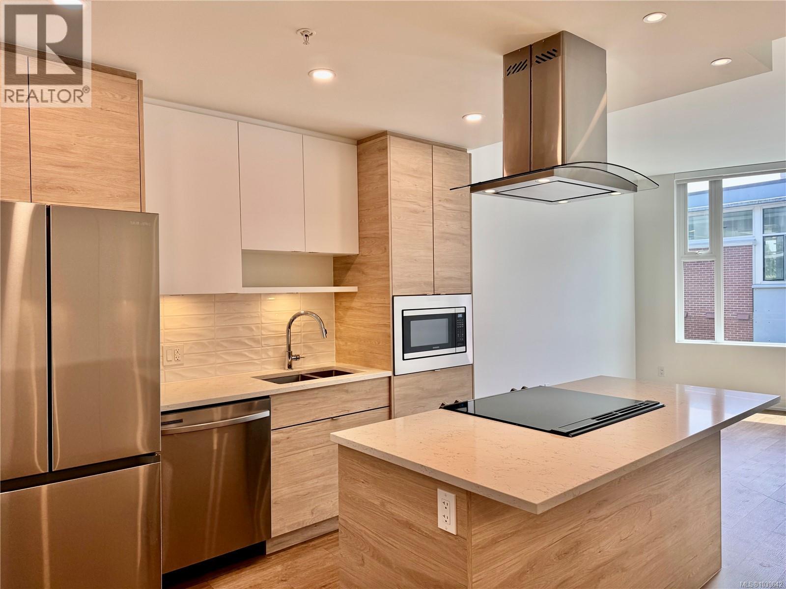 814 1628 Store St Property Photo 4