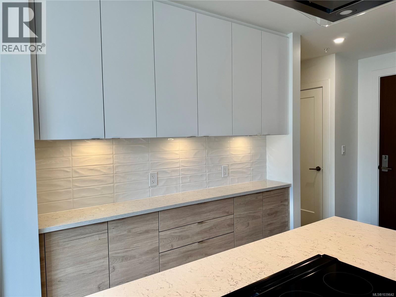814 1628 Store St Property Photo 5