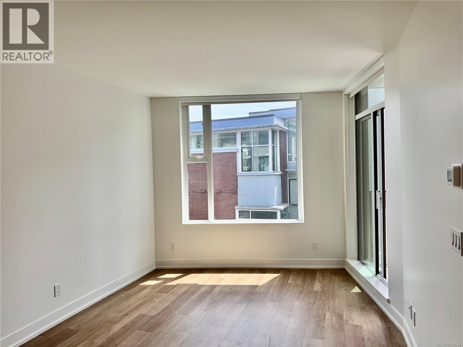 814 1628 Store St Property Photo 8