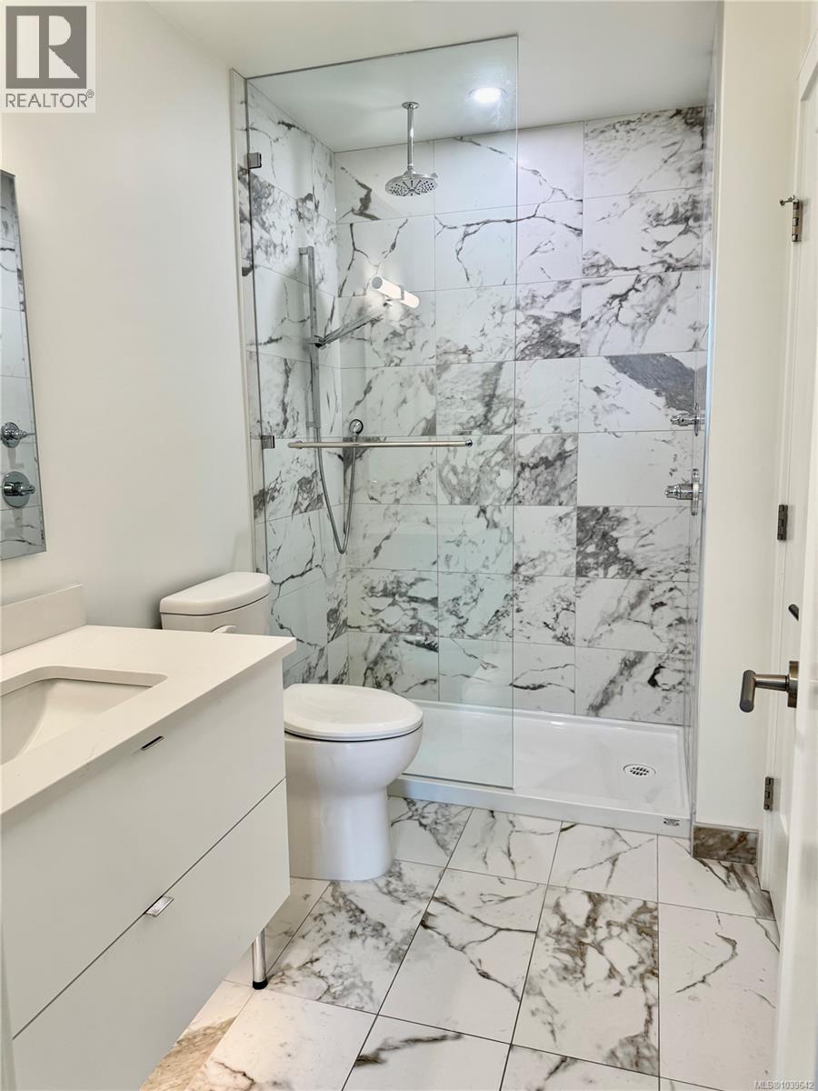 814 1628 Store St Property Photo 10