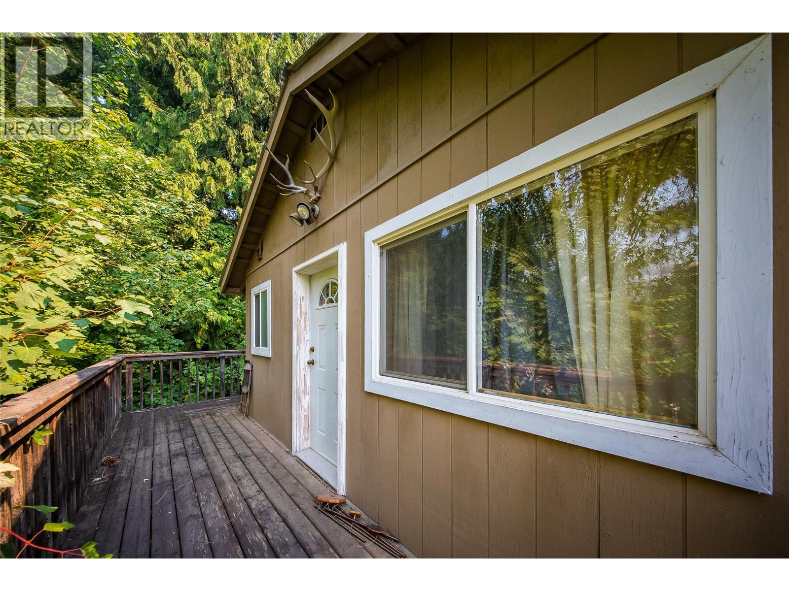 1562 Arrow Lakes Drive Property Photo 2