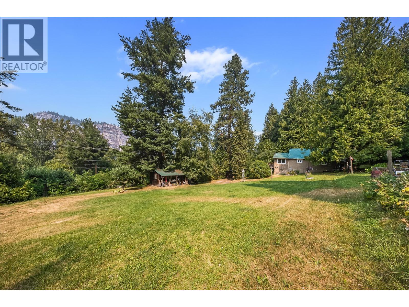 1562 Arrow Lakes Drive Property Photo 6
