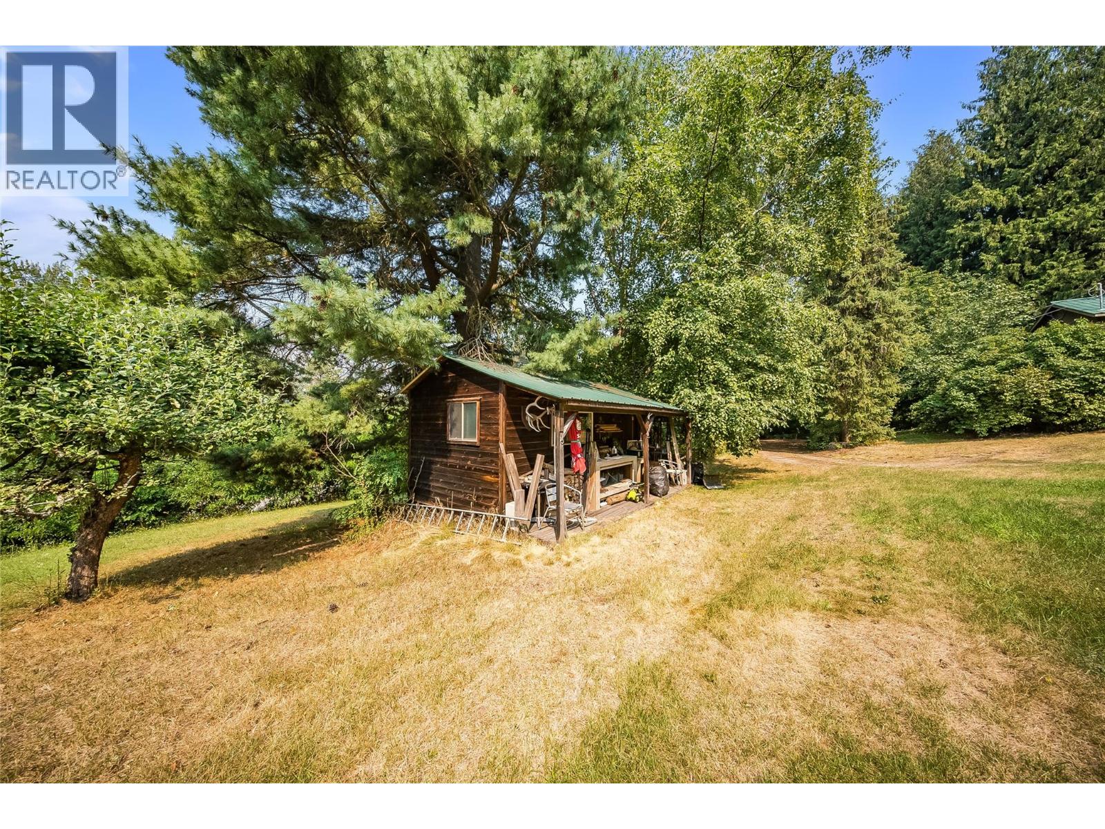 1562 Arrow Lakes Drive Property Photo 8