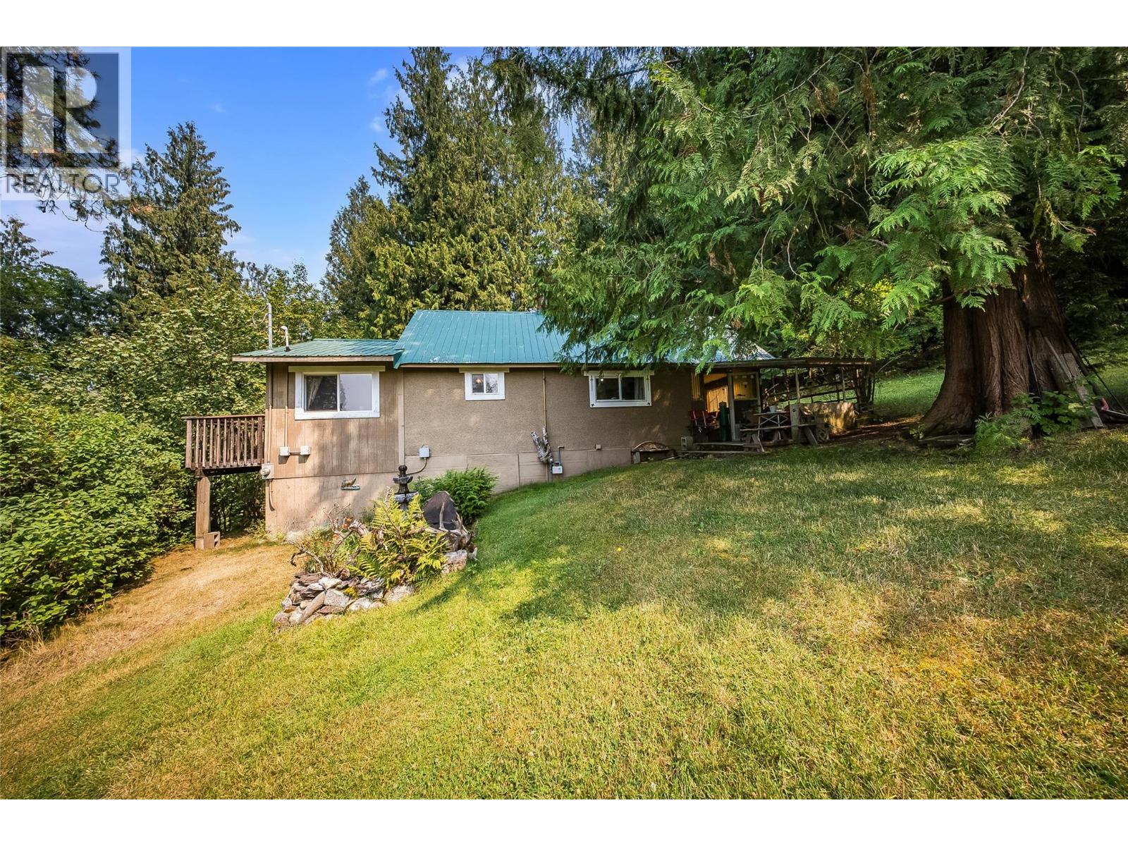 1562 Arrow Lakes Drive Property Photo 22