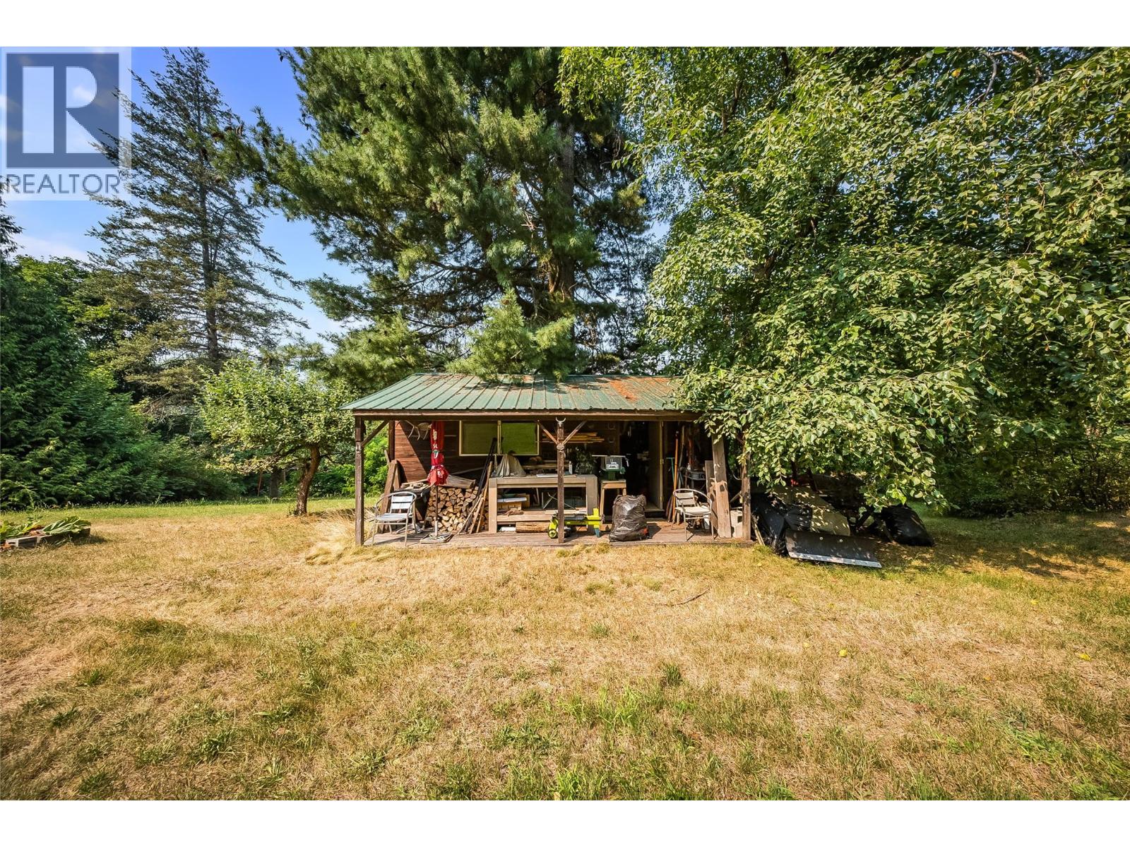 1562 Arrow Lakes Drive Property Photo 24