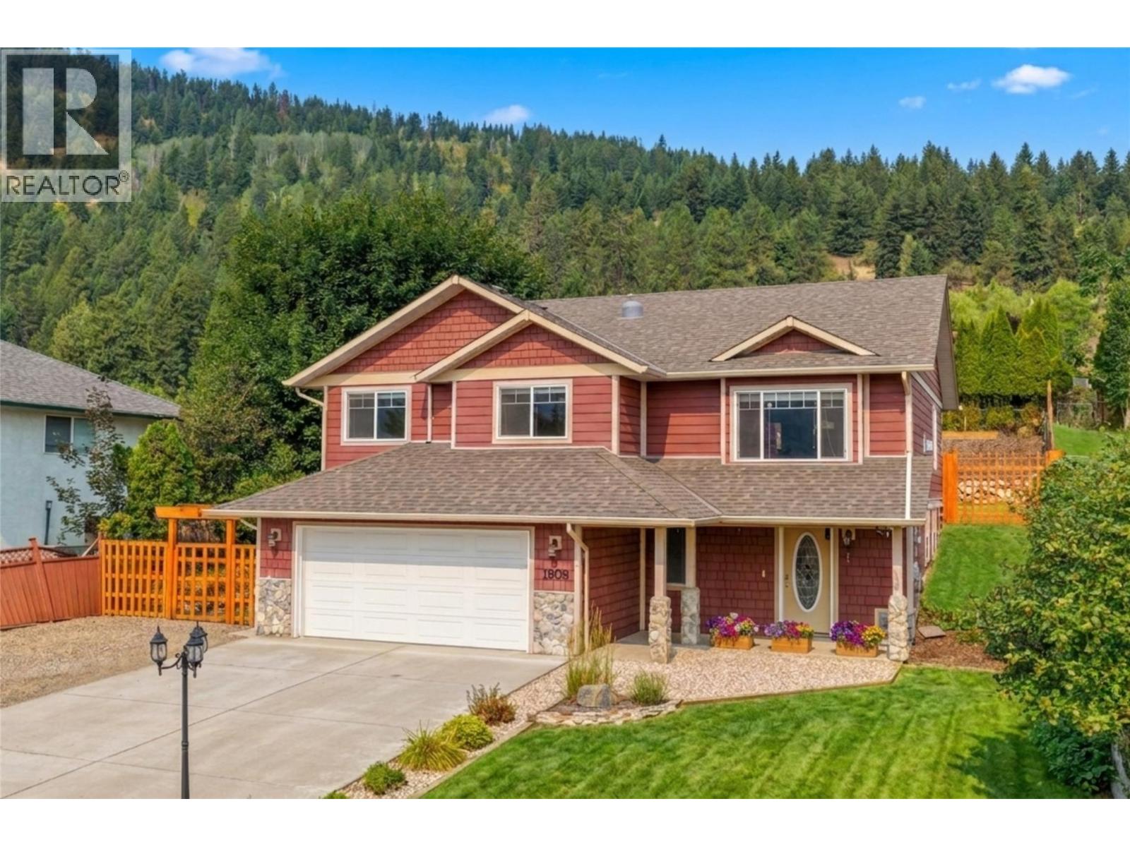 1808 Skyview Crescent Property Photo 2