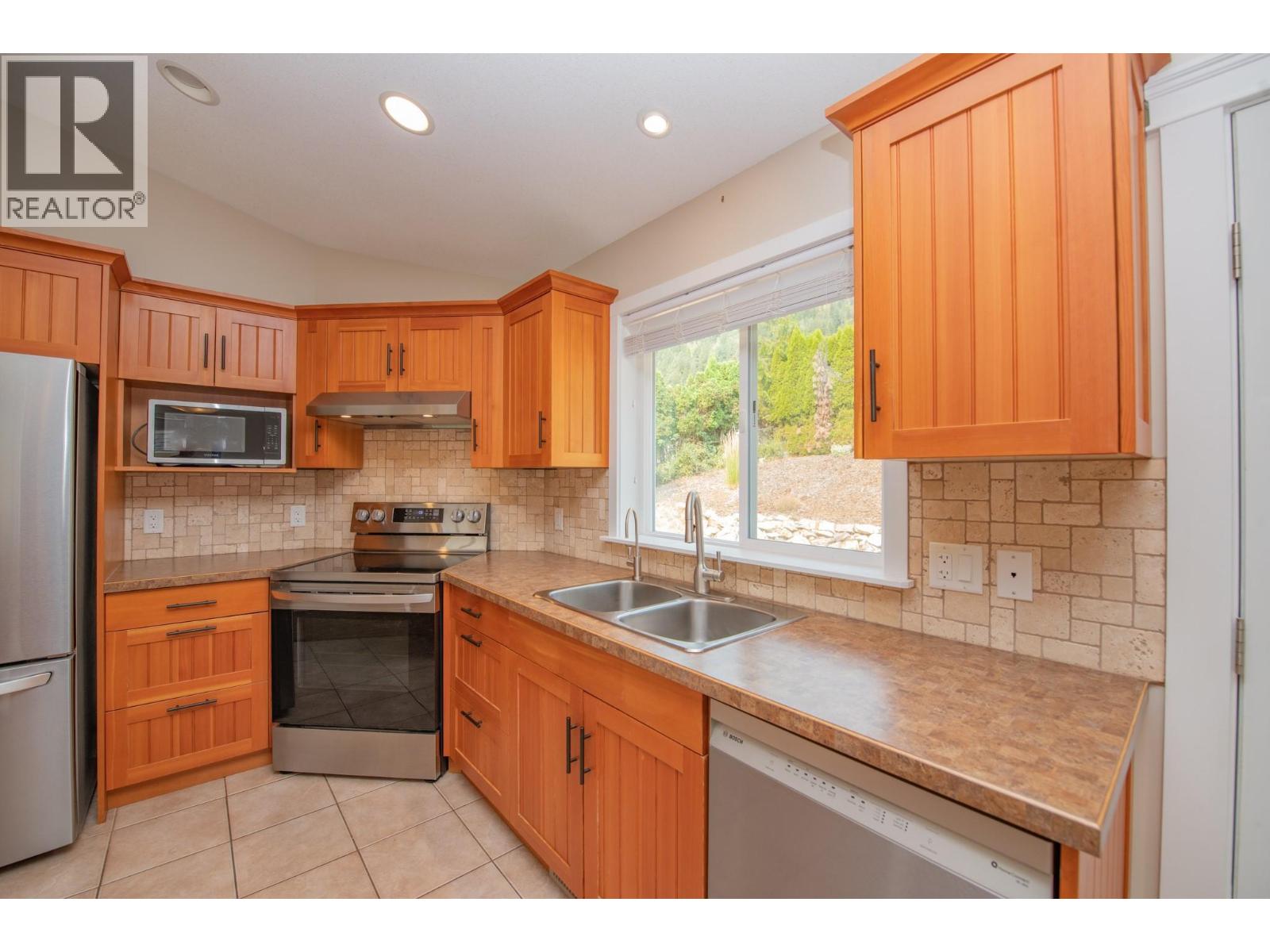 1808 Skyview Crescent Property Photo 6