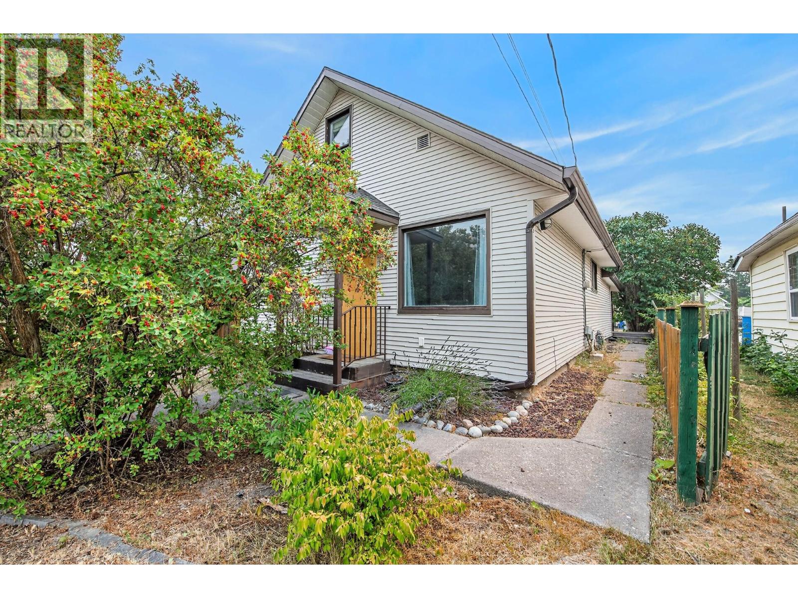 3007 38 Street Property Photo 1