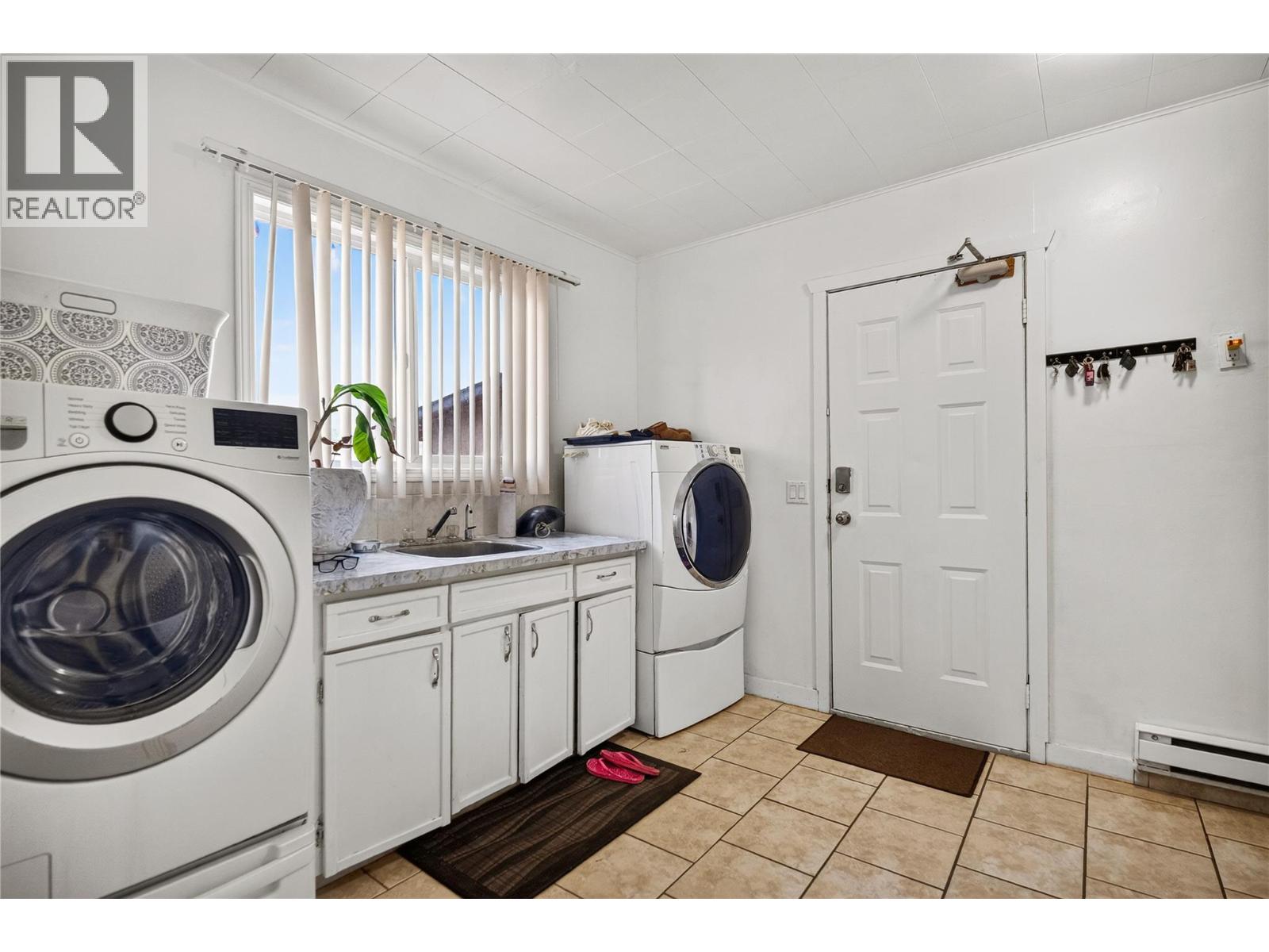 10319 42 Avenue Property Photo 16