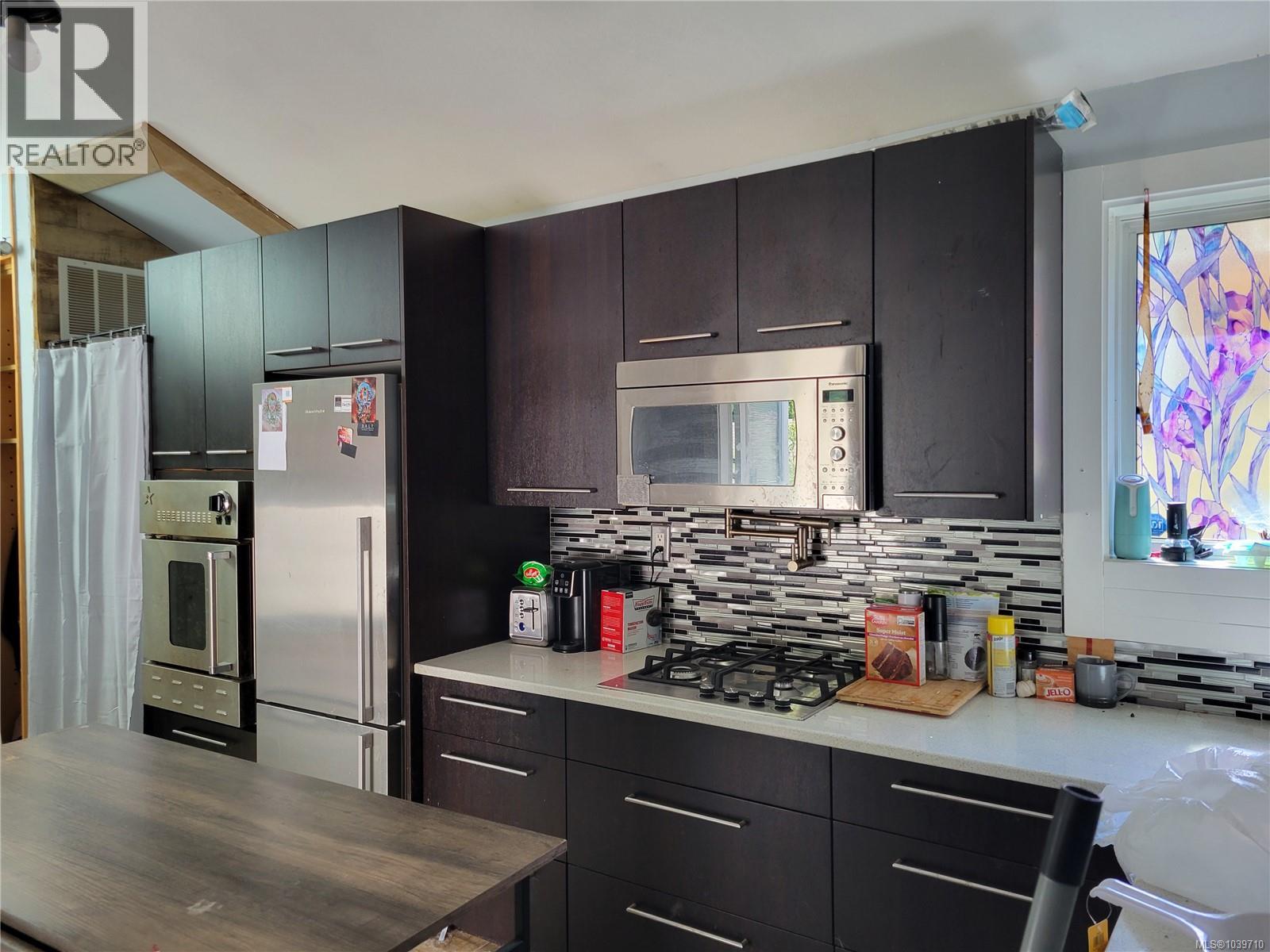 144 3042 River Rd Property Photo 3