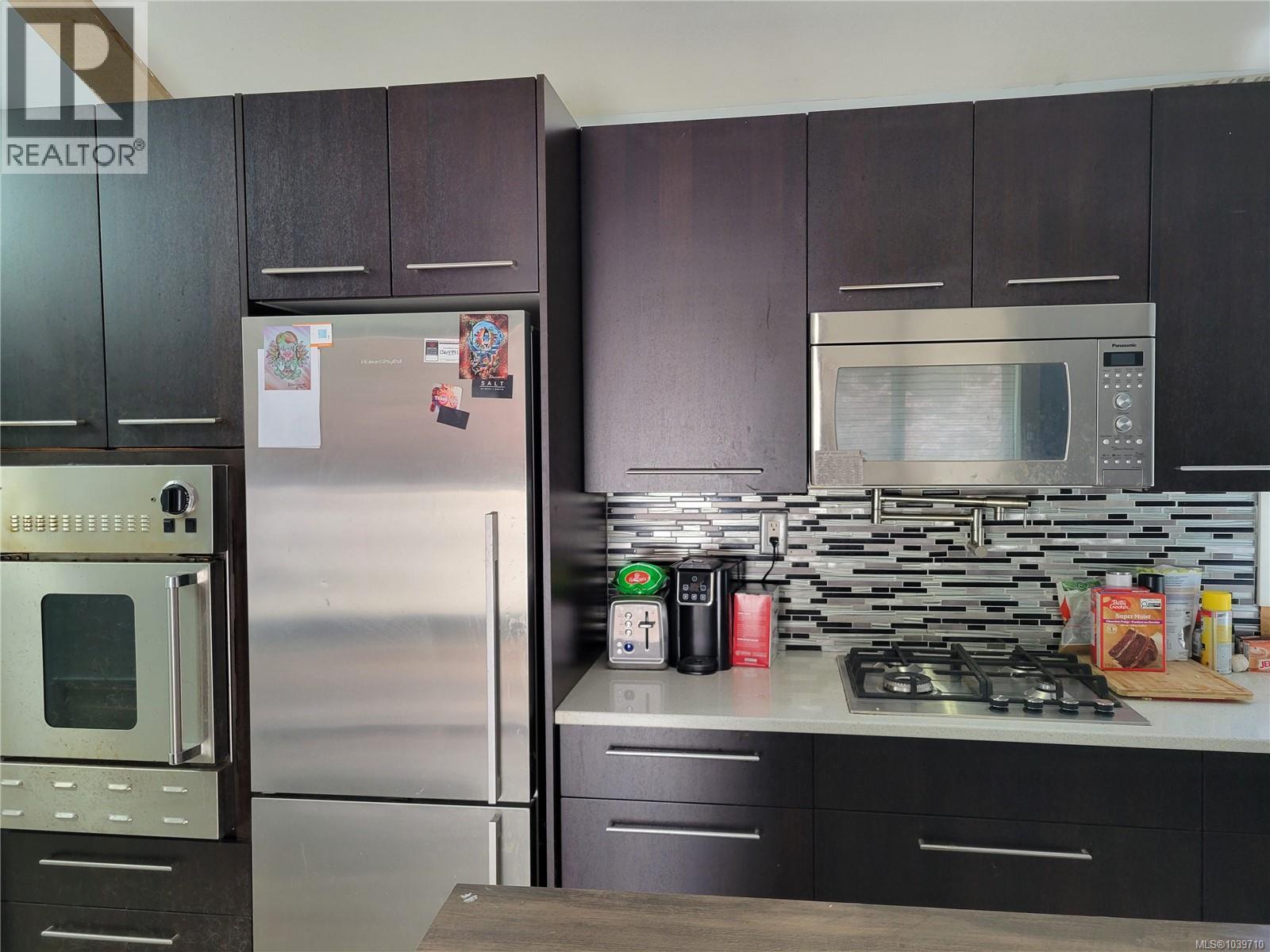 144 3042 River Rd Property Photo 4