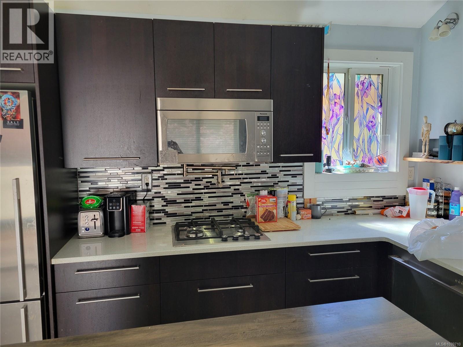 144 3042 River Rd Property Photo 5