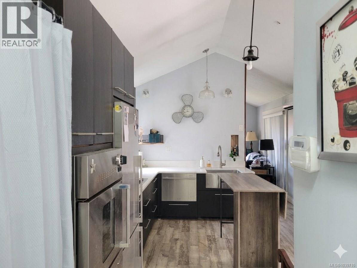 144 3042 River Rd Property Photo 6