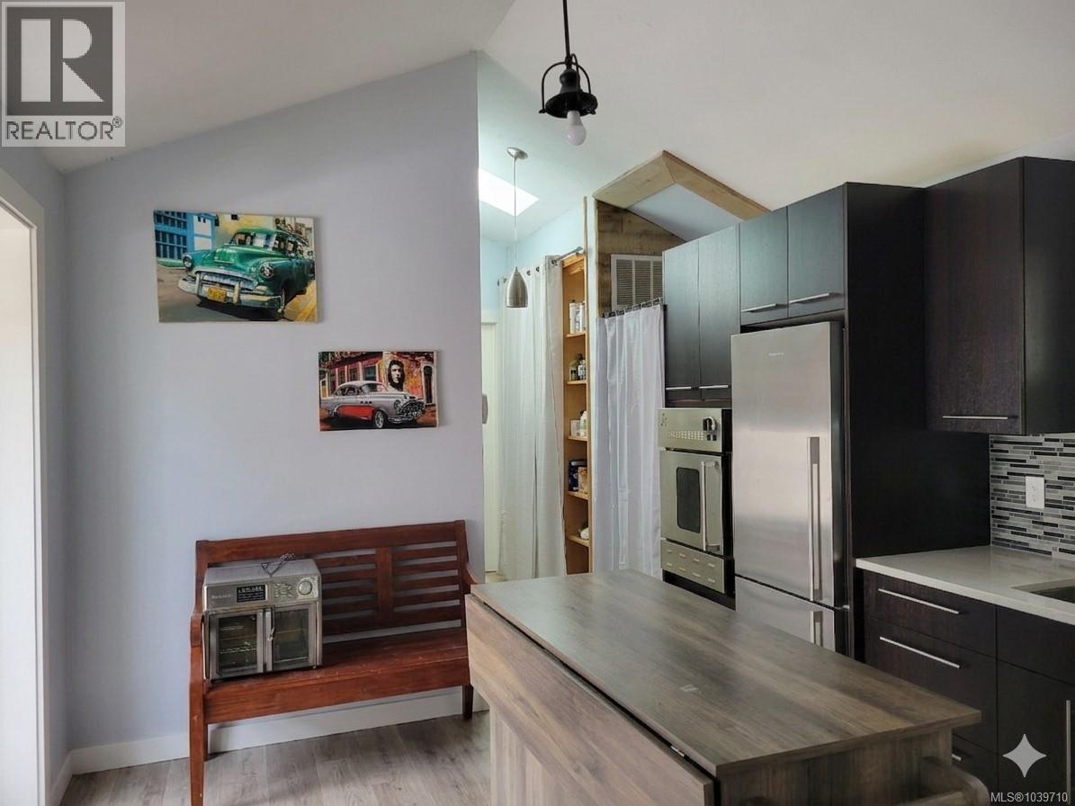 144 3042 River Rd Property Photo 7