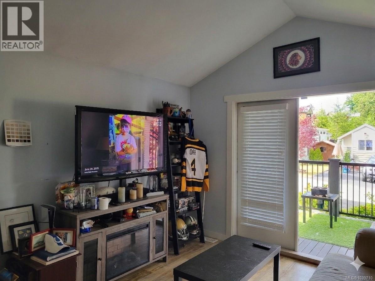 144 3042 River Rd Property Photo 12