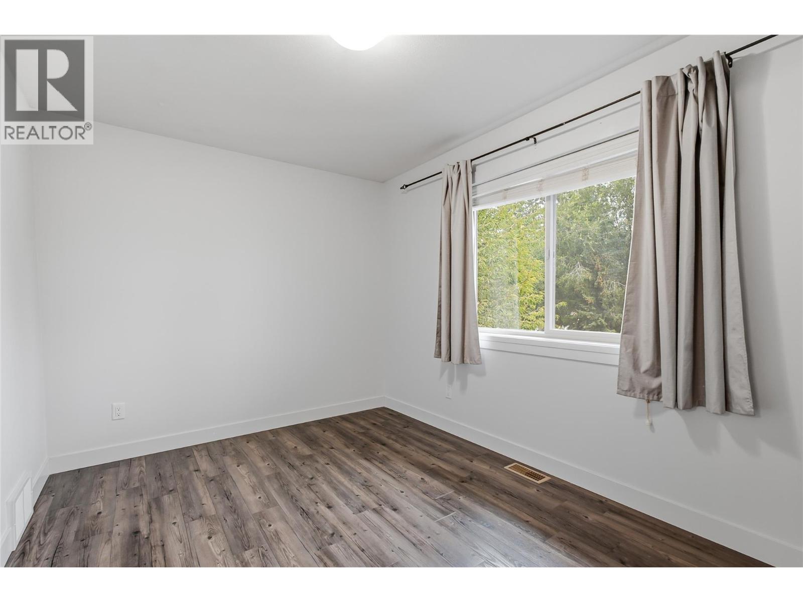 560 & 562 Christleton Avenue Property Photo 24