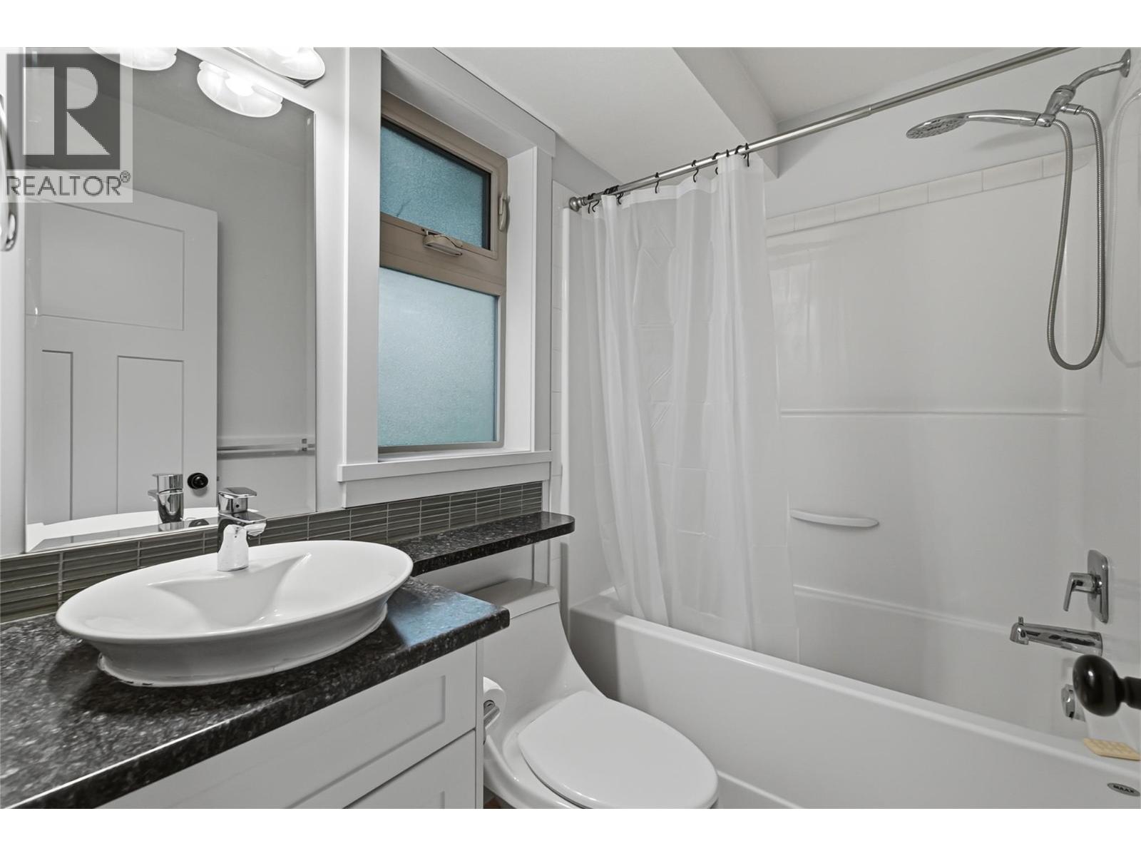 560 & 562 Christleton Avenue Property Photo 30