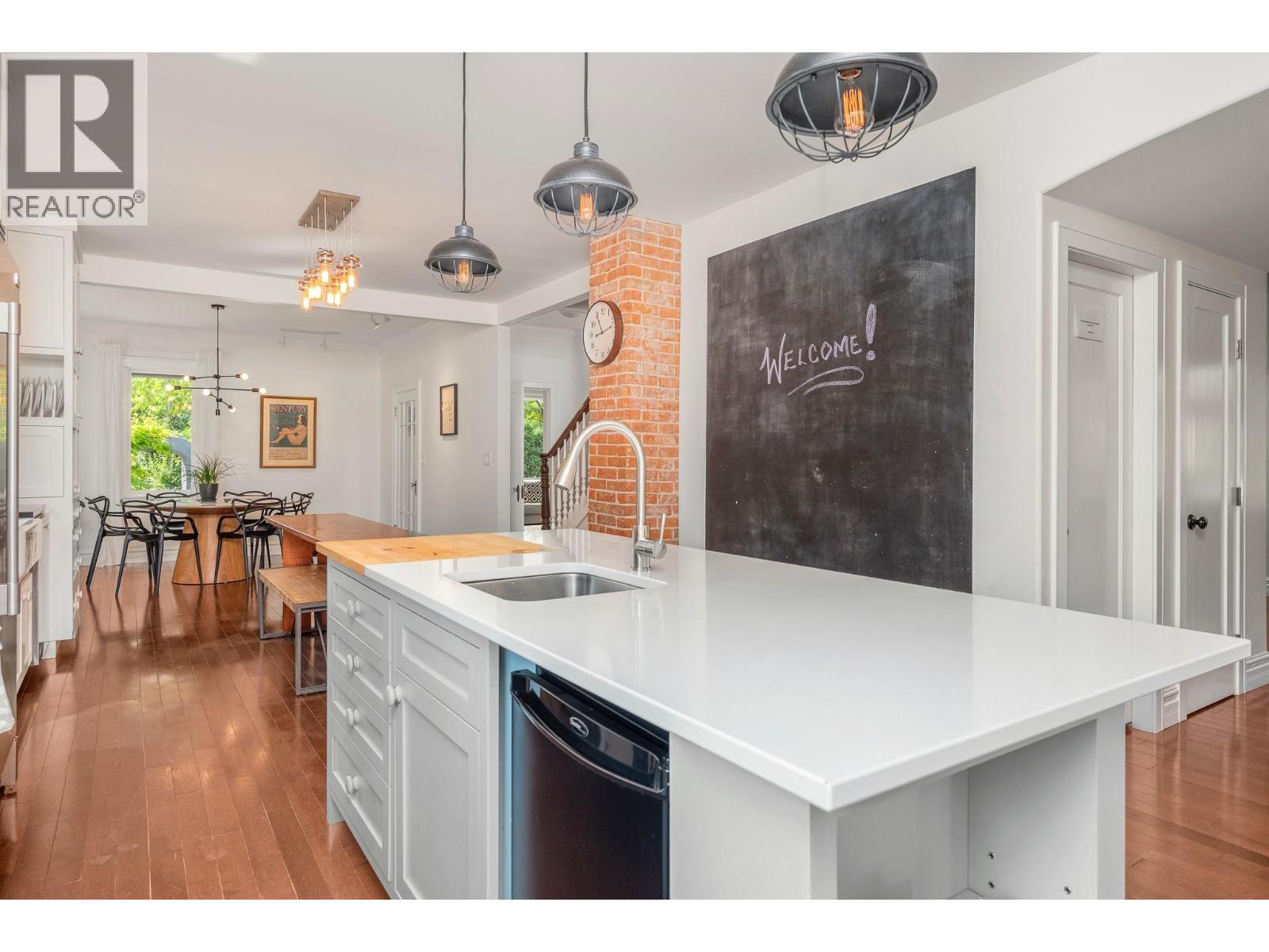 2501 30 Avenue Property Photo 4