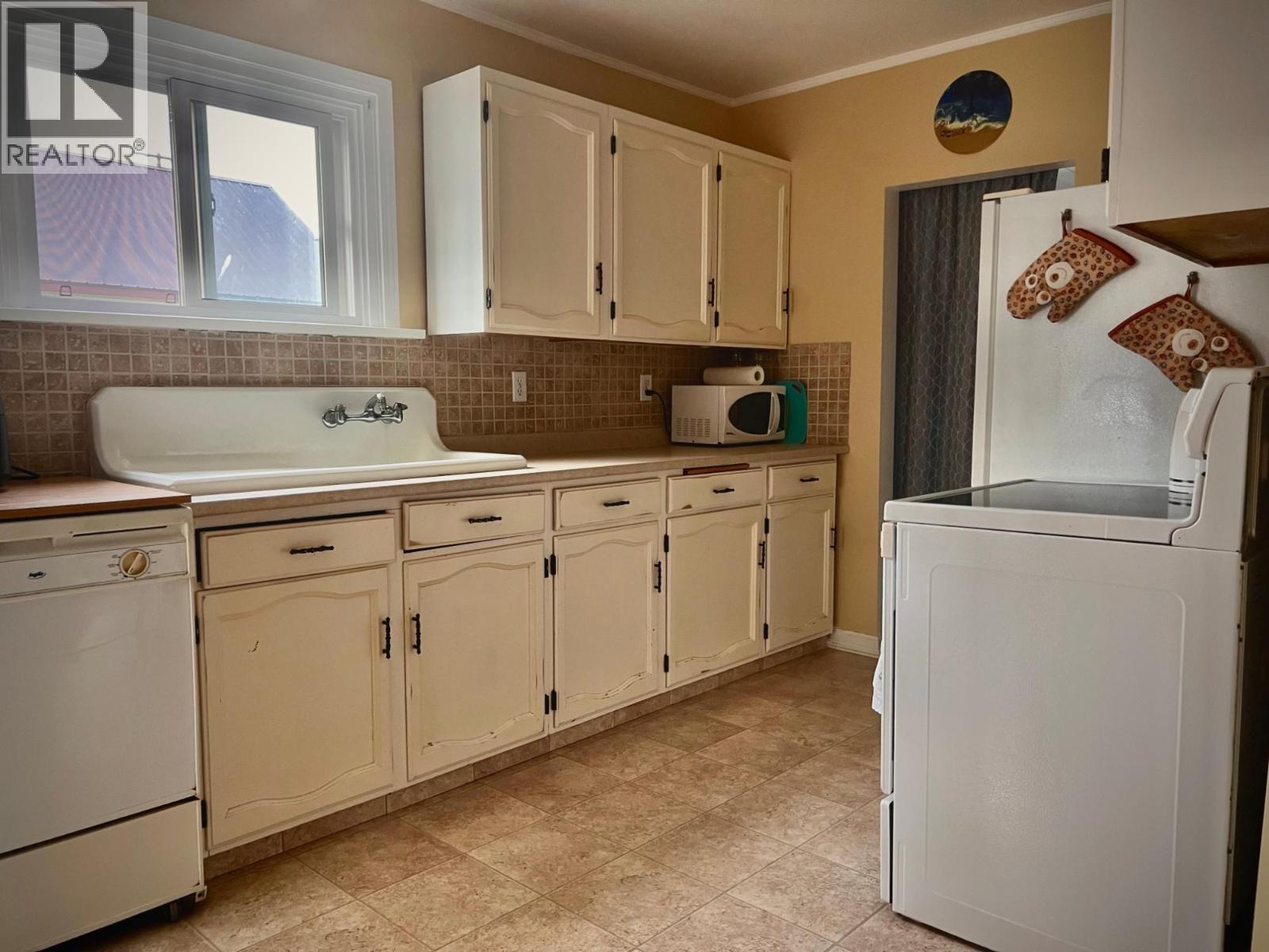 845 Wallinger Avenue Property Photo 16