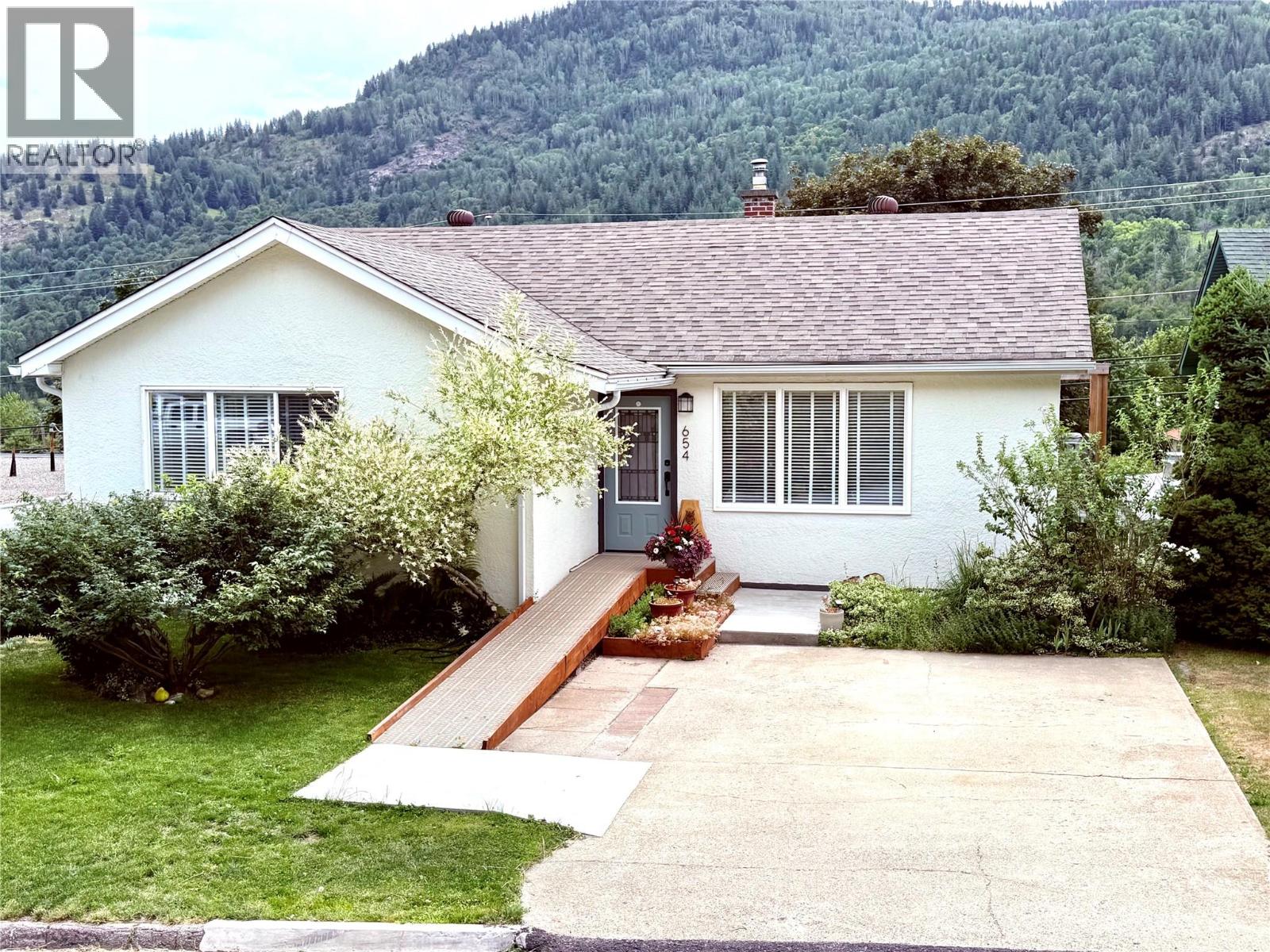 654 Schofield Highway Property Photo 1