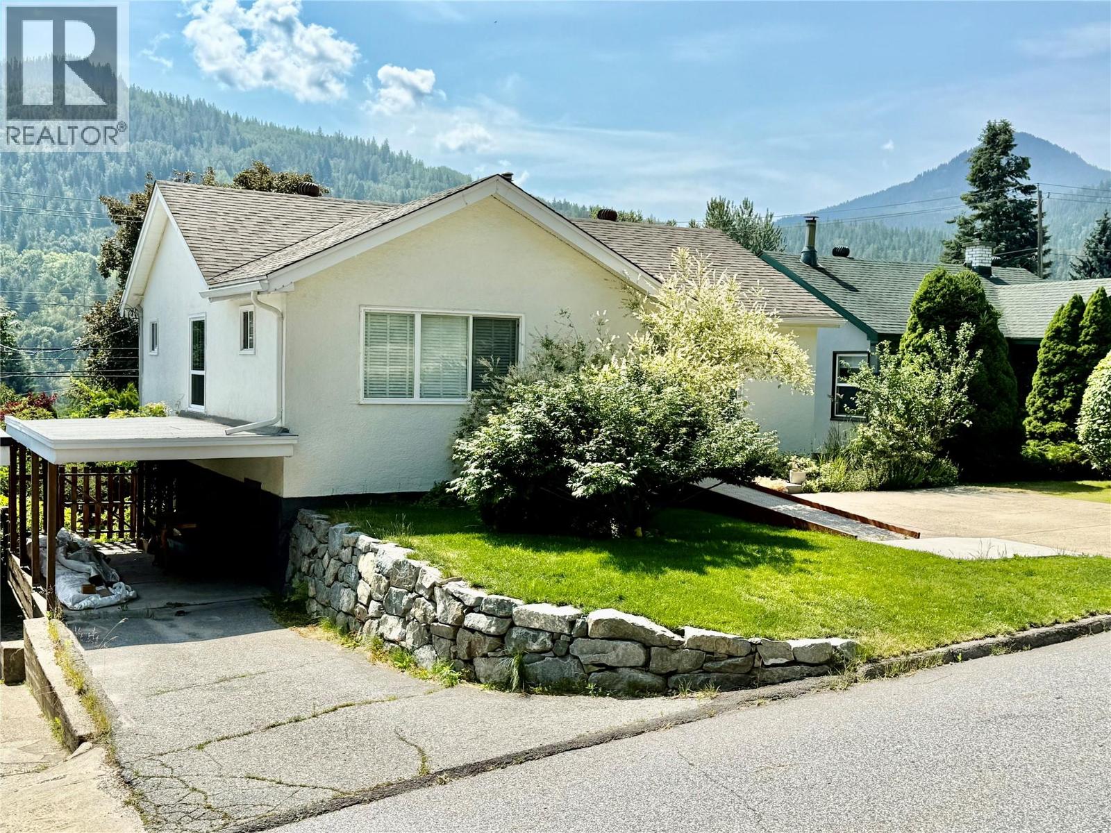 654 Schofield Highway Property Photo 2