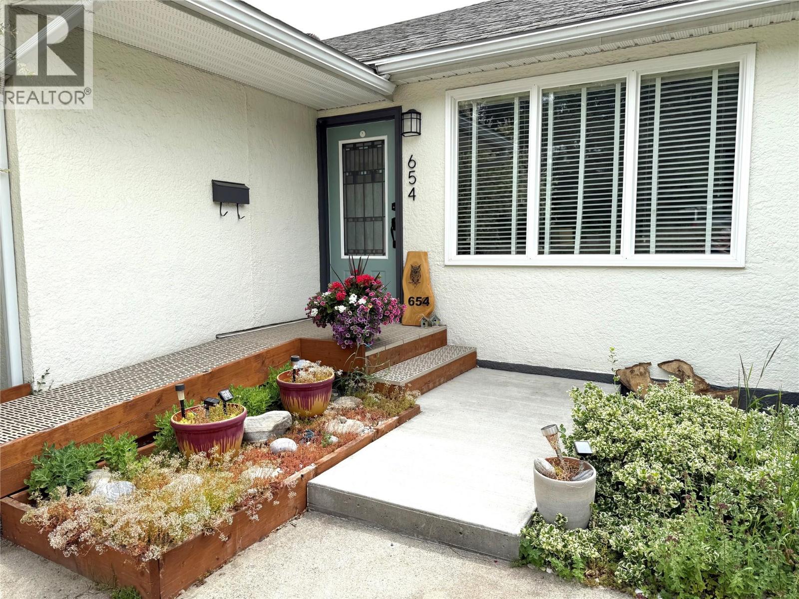 654 Schofield Highway Property Photo 3