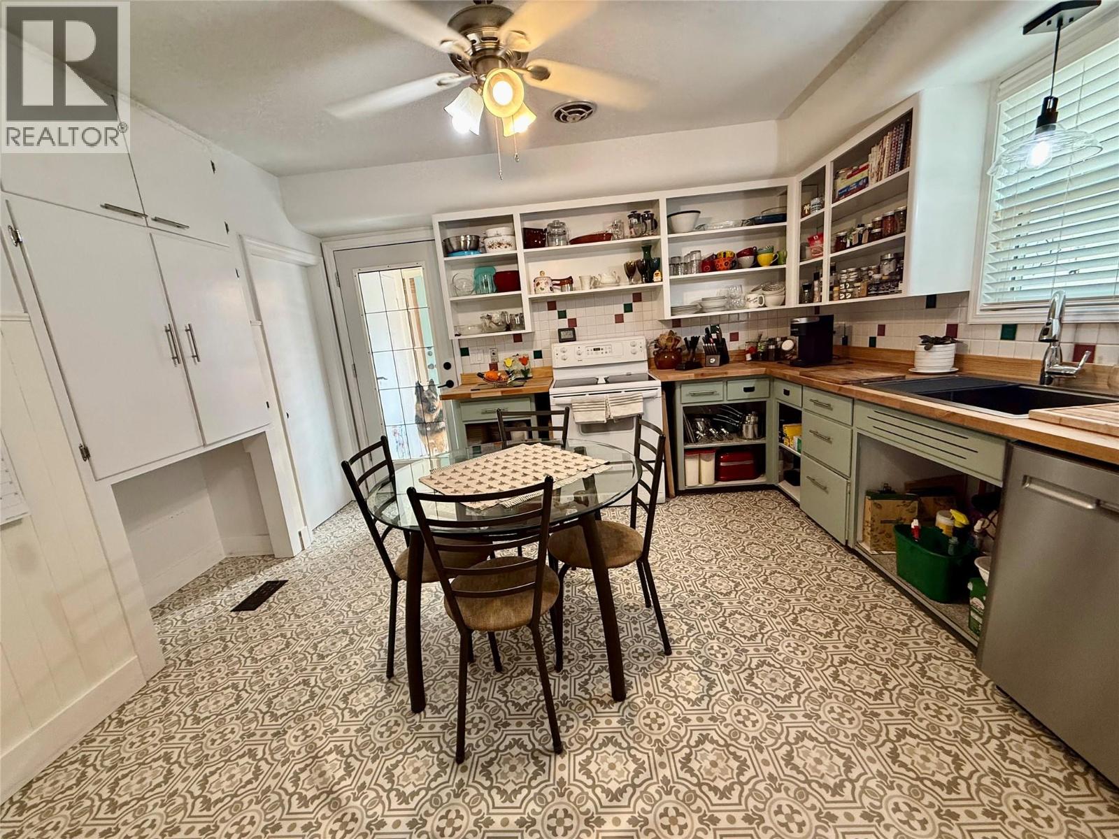654 Schofield Highway Property Photo 4