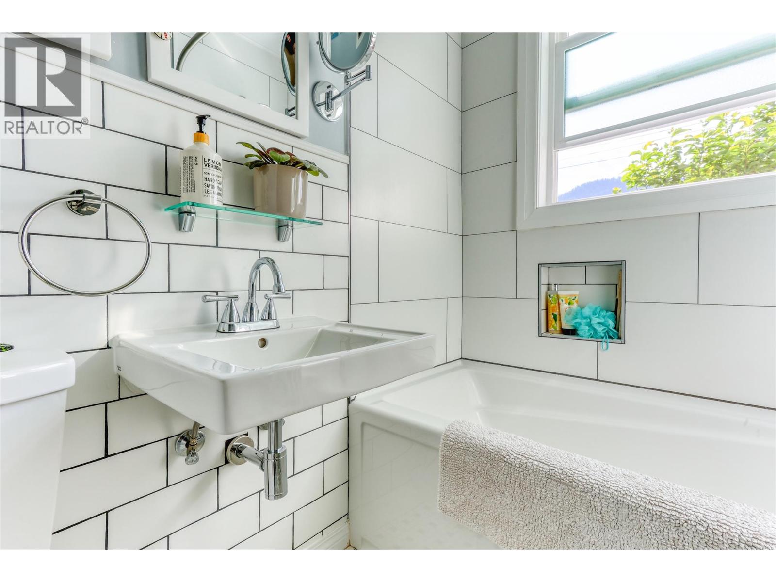 654 Schofield Highway Property Photo 19