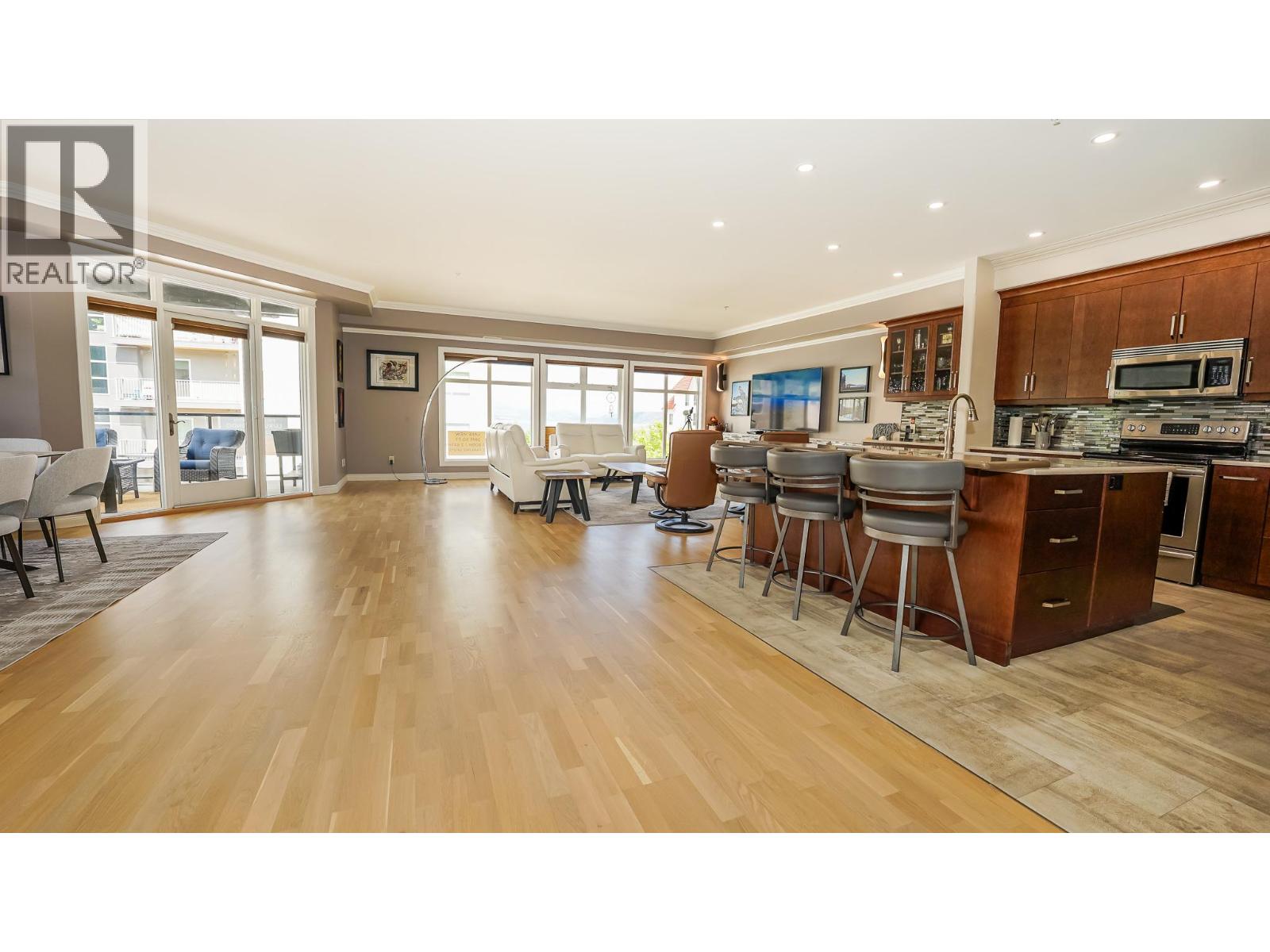 160 Harbourfront Drive Unit# 302 Property Photo 4