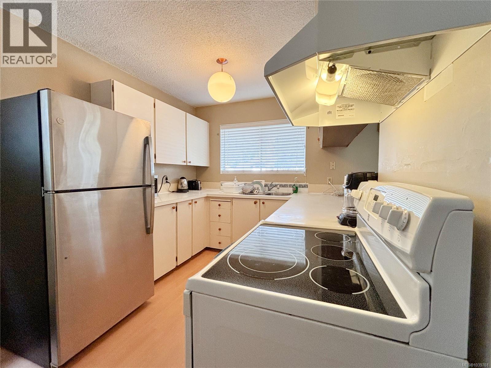 380 Alder Cres Property Photo 3