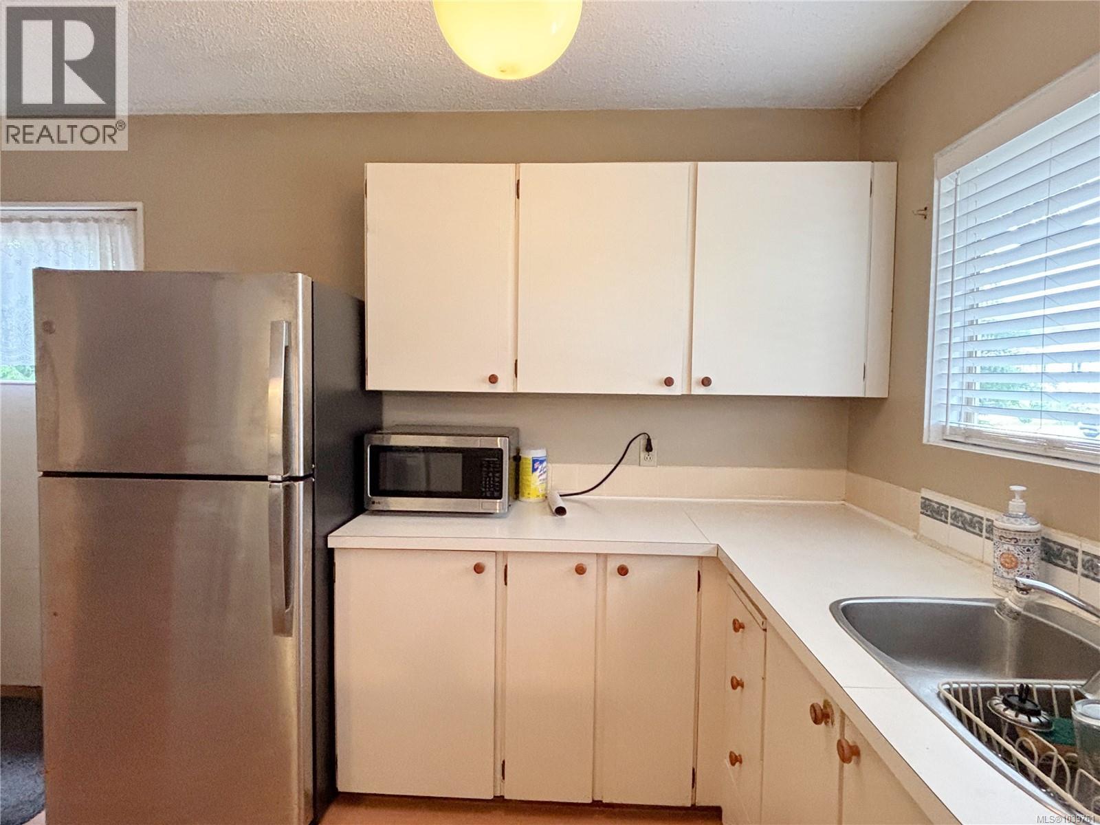380 Alder Cres Property Photo 4
