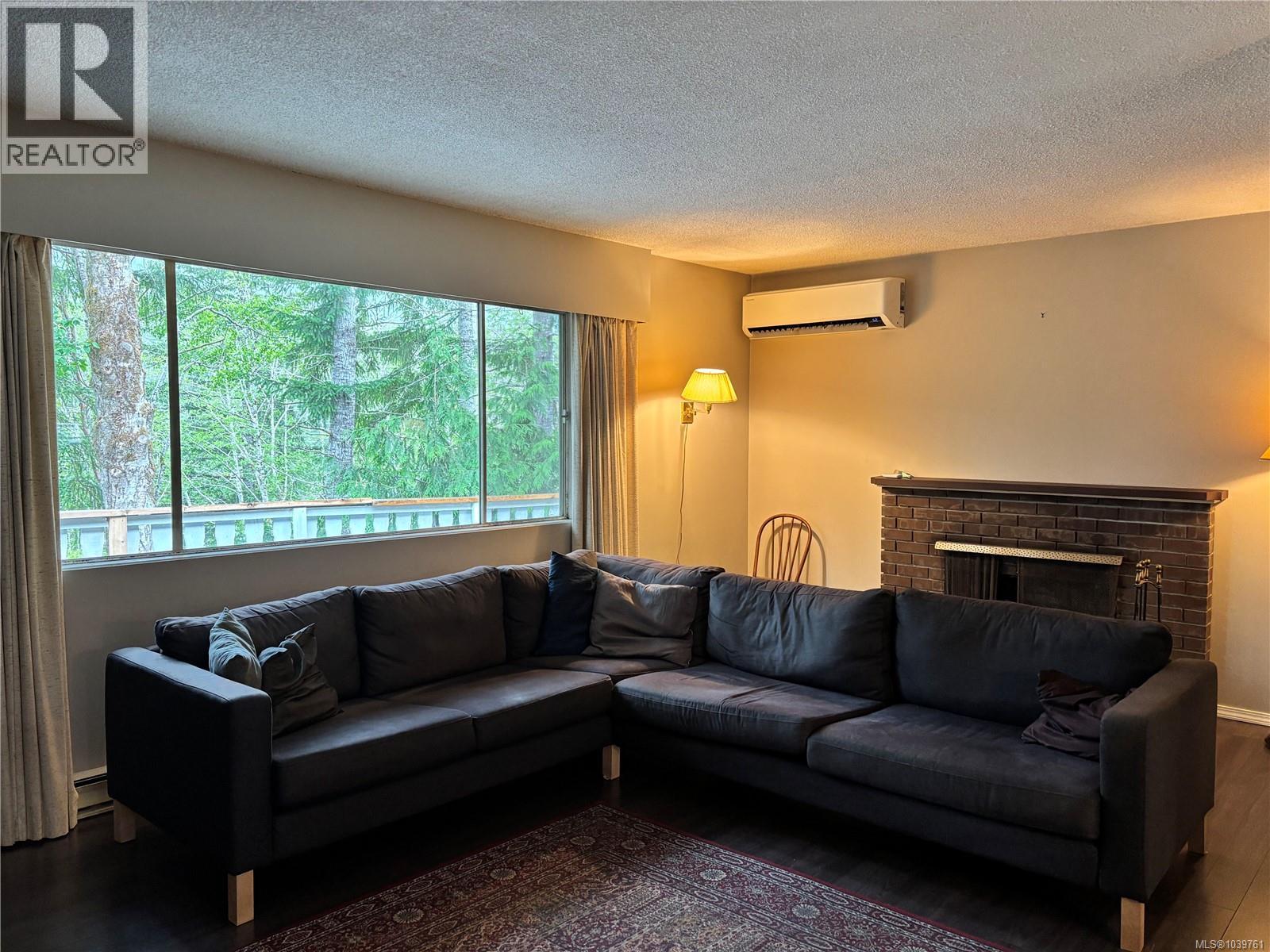 380 Alder Cres Property Photo 6