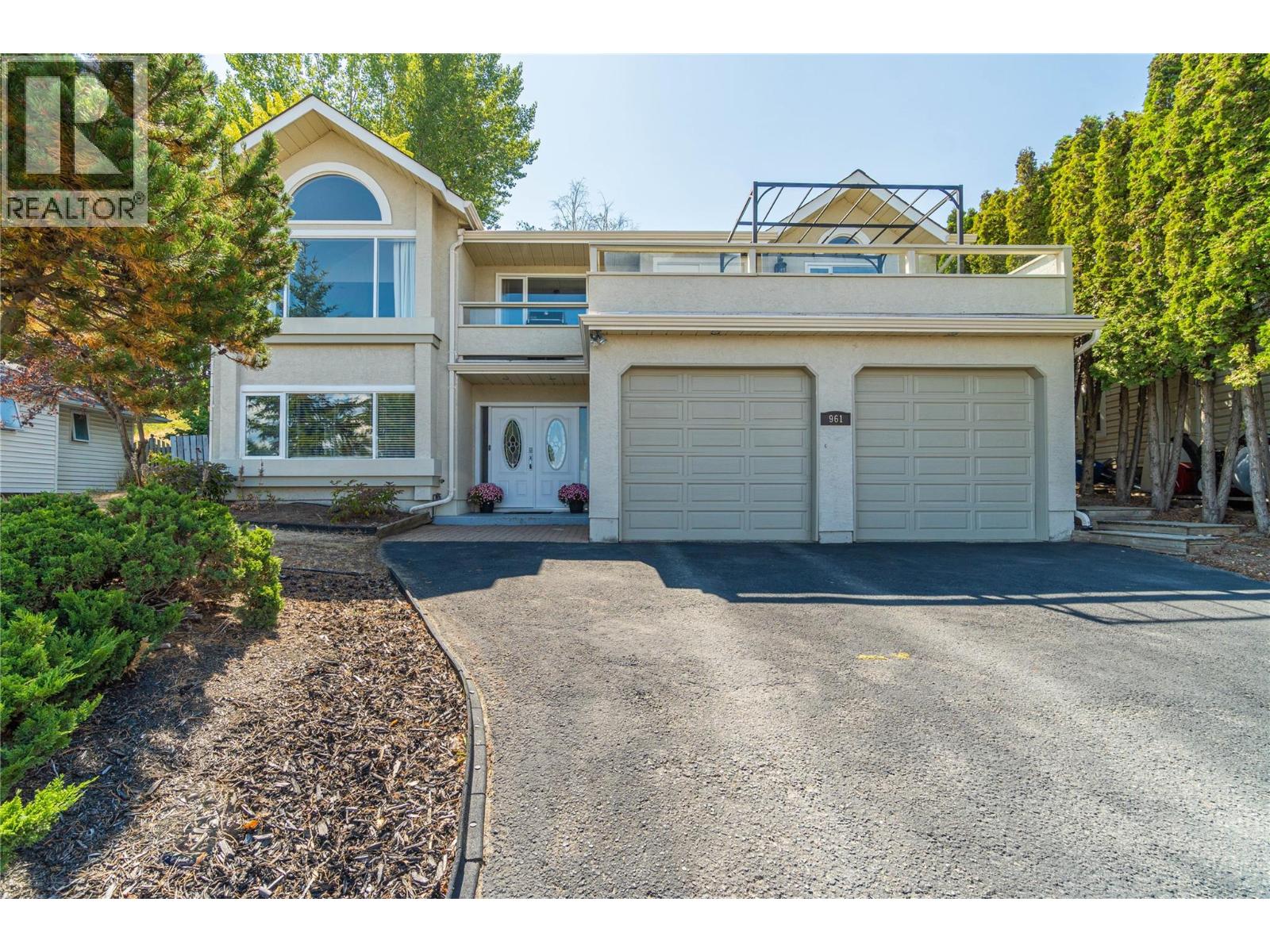 961 GREYSTONE Crescent Property Photo 1