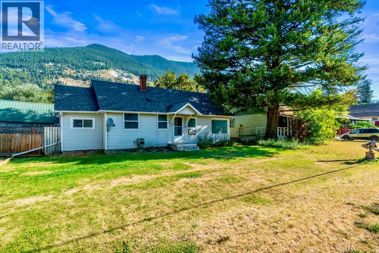 5722 97 Highway N Property Photo 1