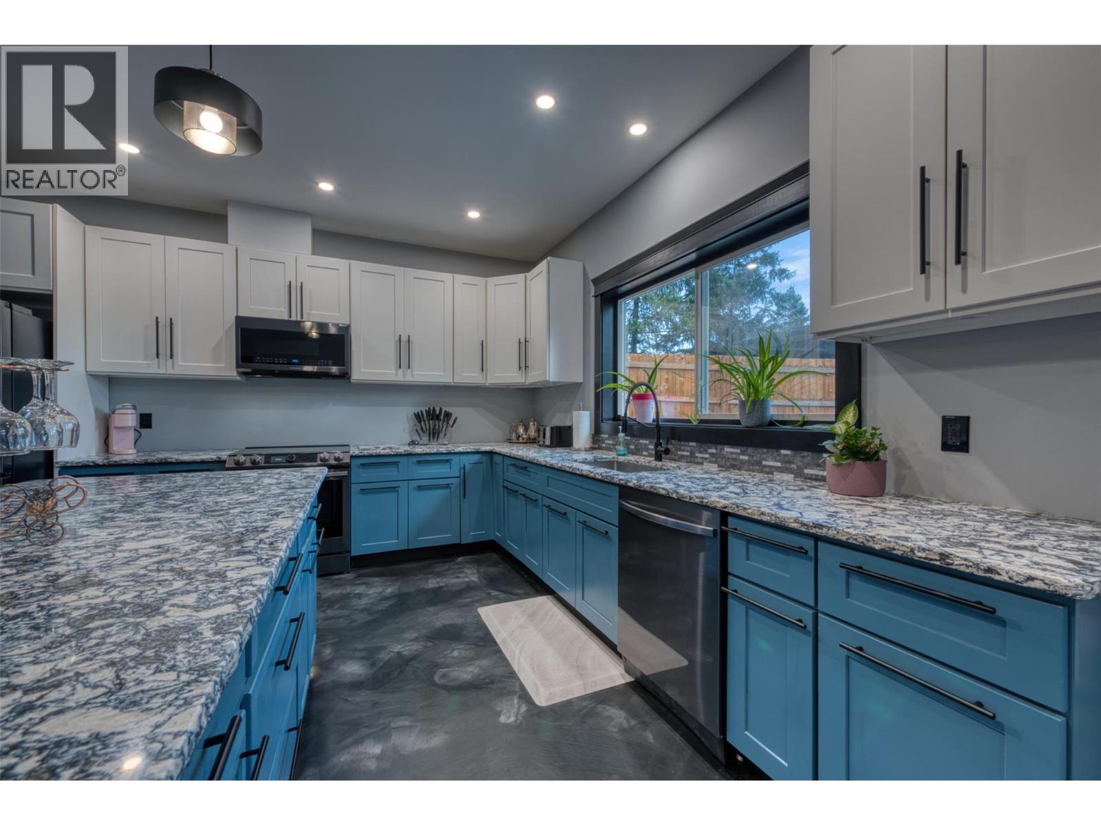 10795 Westshore Road Property Photo 1