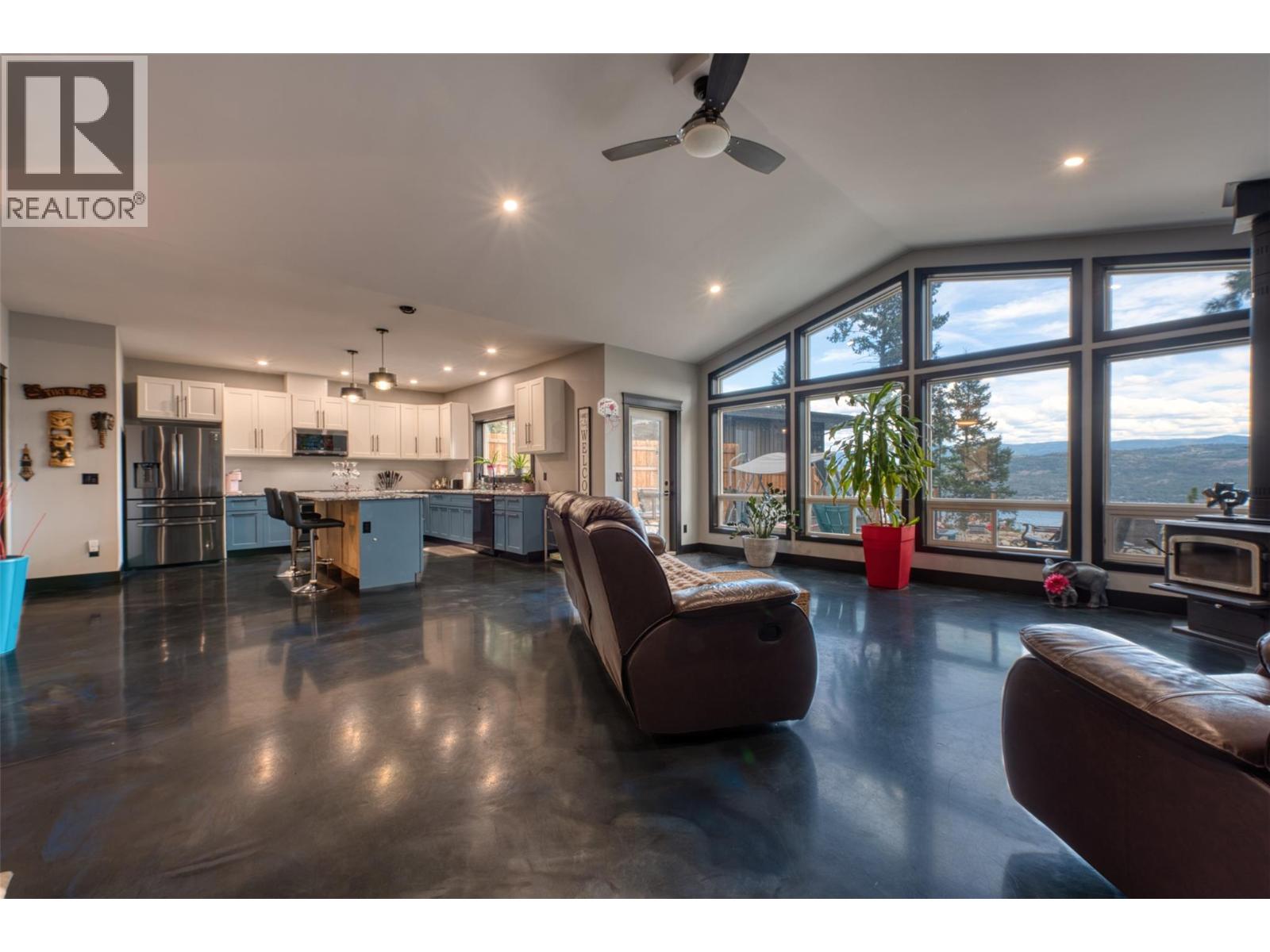 10795 Westshore Road Property Photo 3