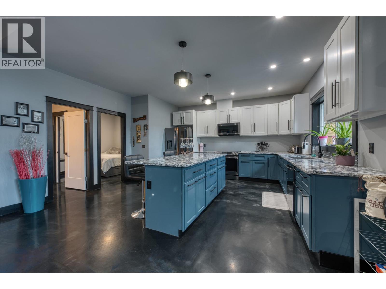 10795 Westshore Road Property Photo 4