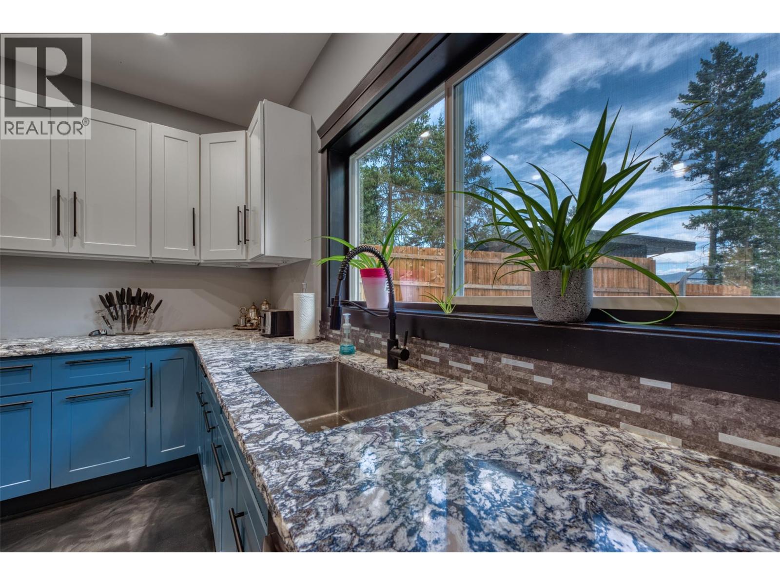 10795 Westshore Road Property Photo 6