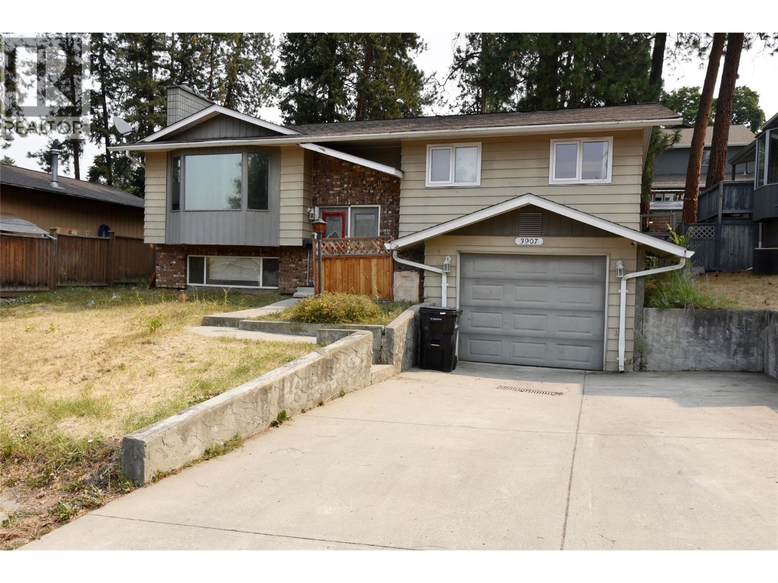 3907 17 Street Property Photo 2