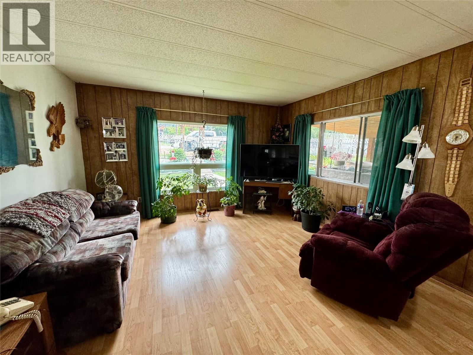 4784 Selkirk Avenue Property Photo 8