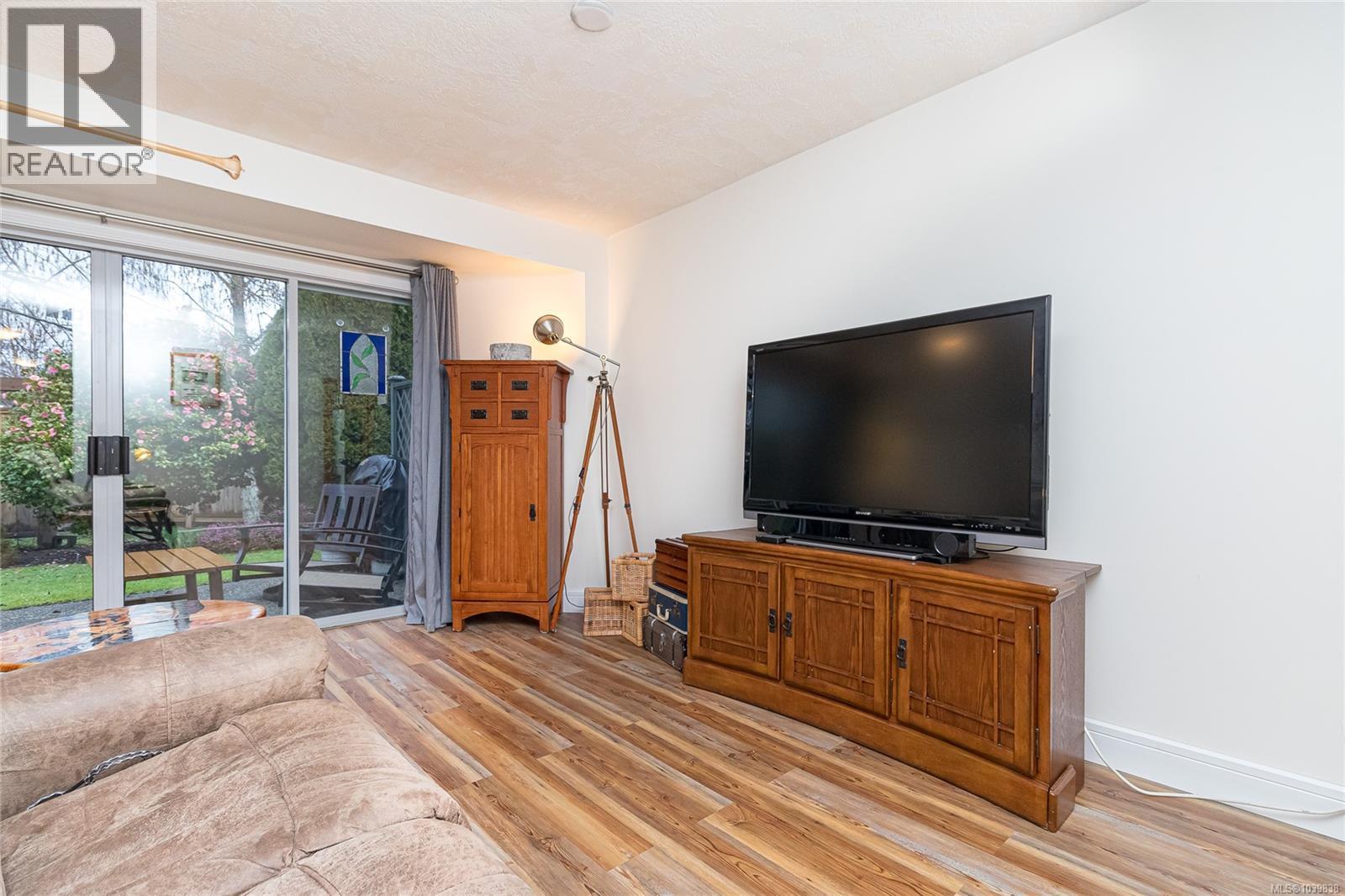 14 5110 Cordova Bay Rd Property Photo 3