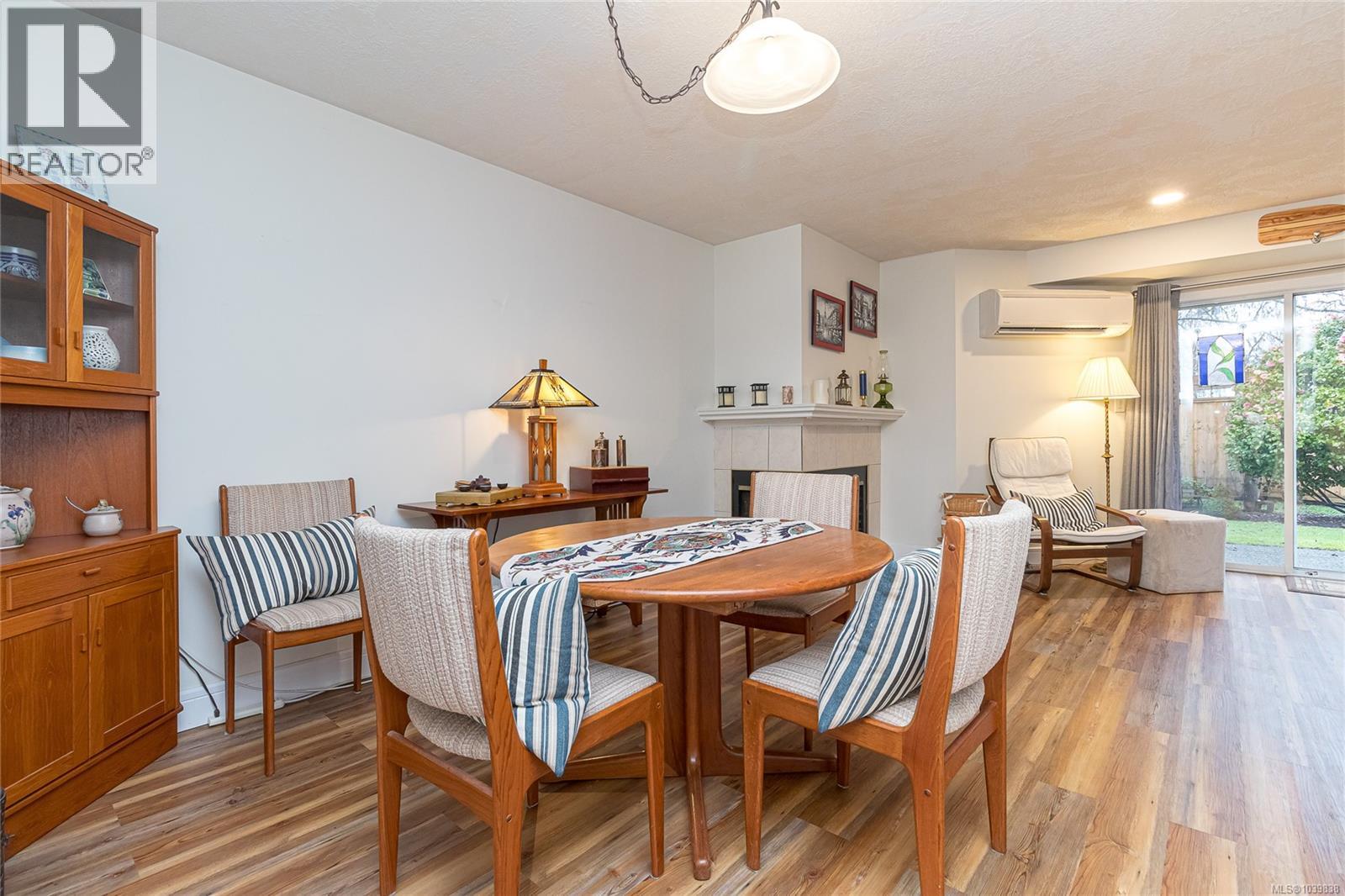 14 5110 Cordova Bay Rd Property Photo 7