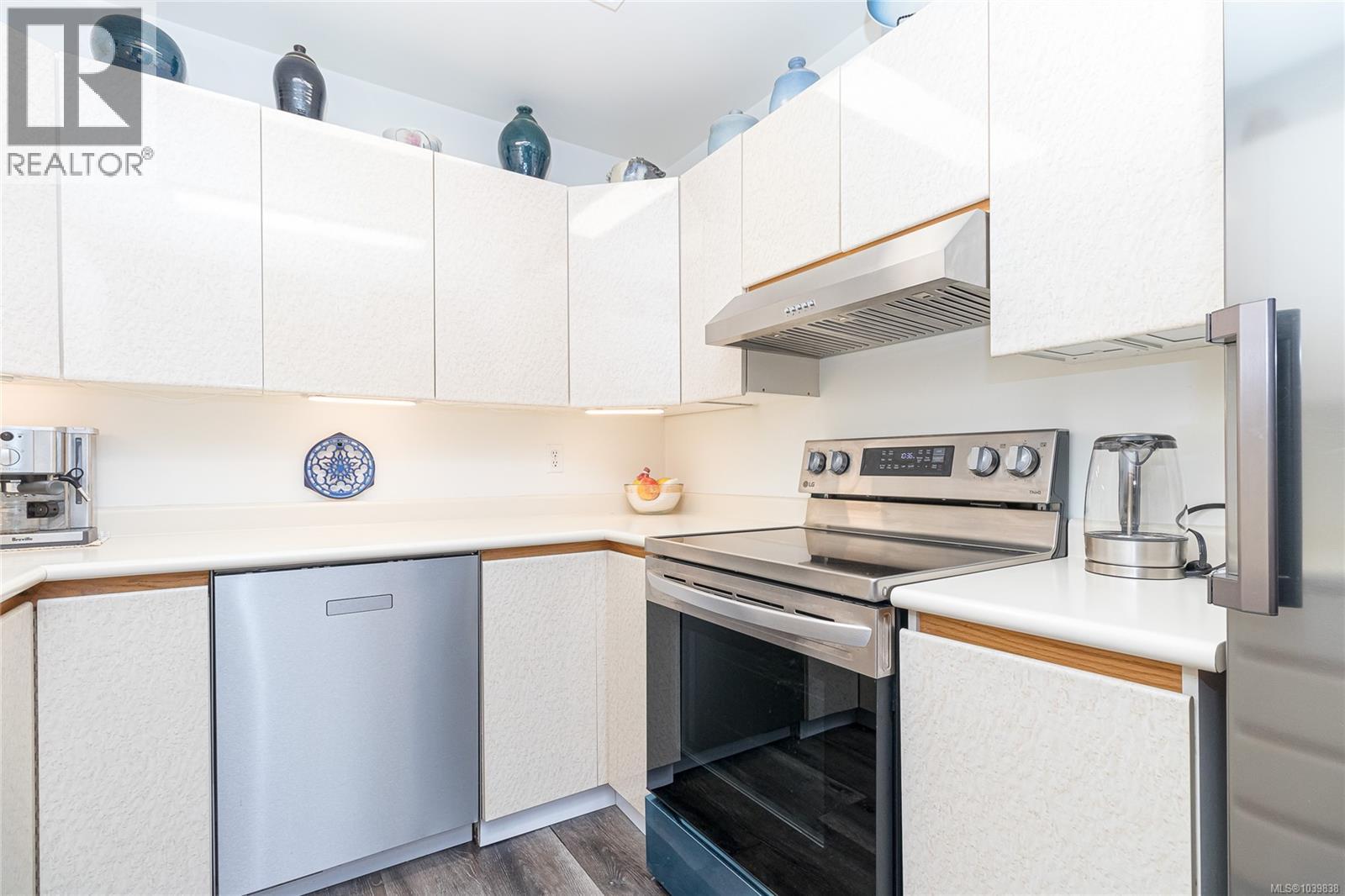 14 5110 Cordova Bay Rd Property Photo 9