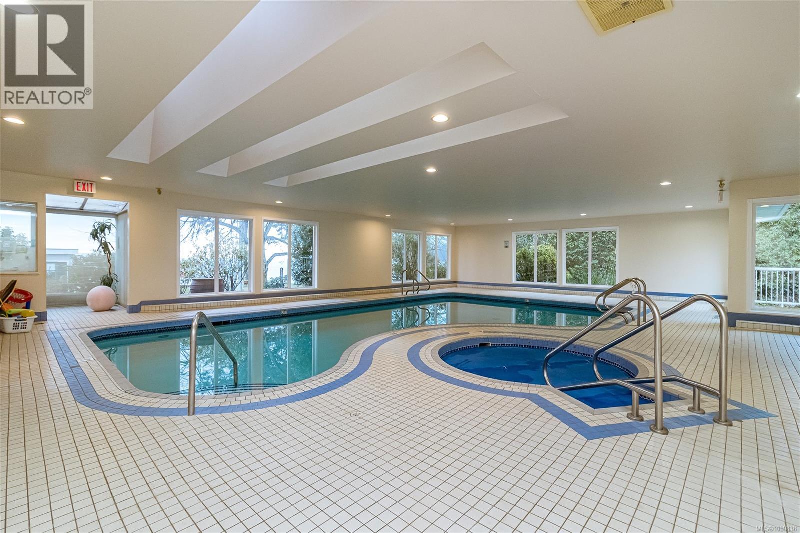 14 5110 Cordova Bay Rd Property Photo 26