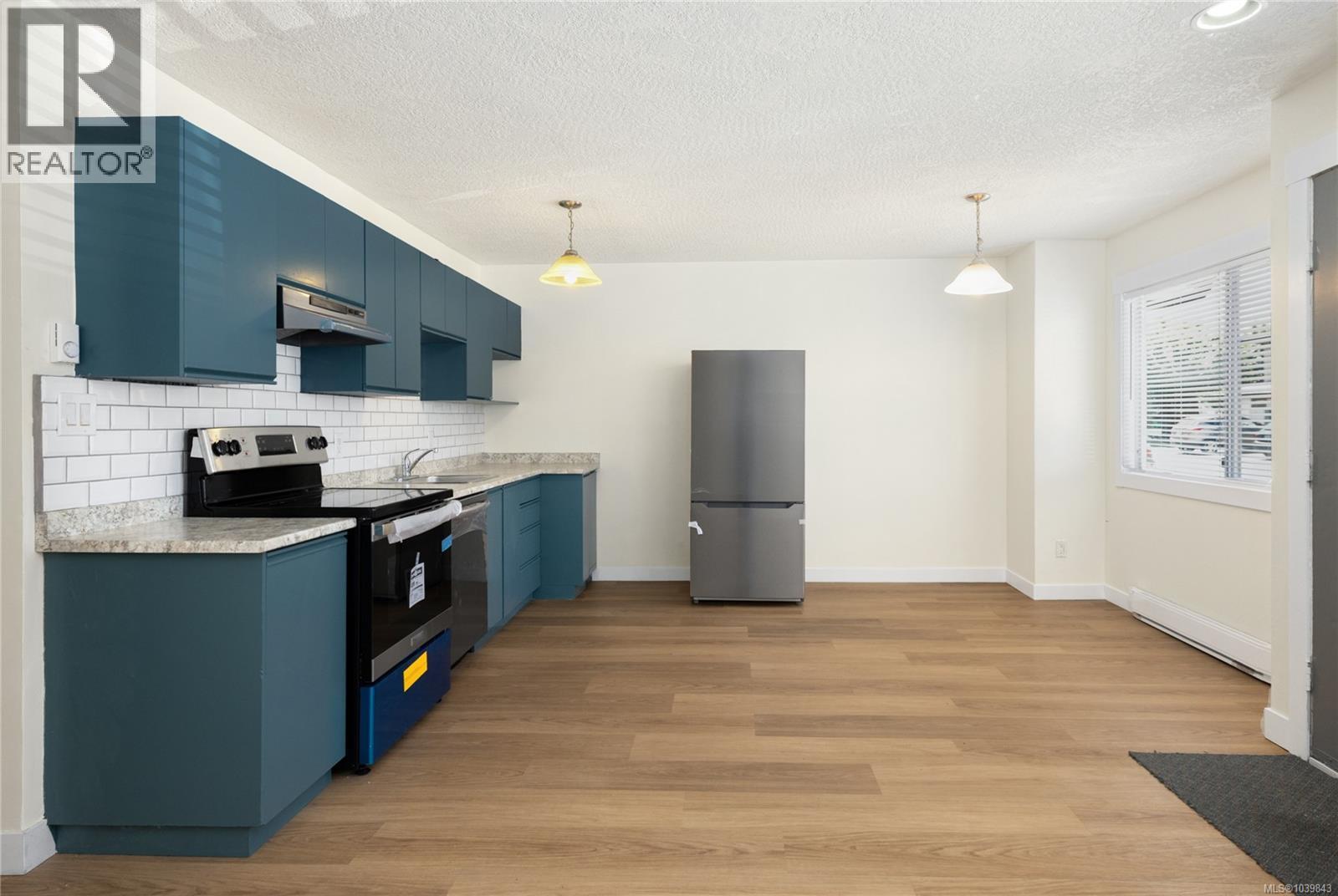 304 2525 Dingwall St Property Photo 1