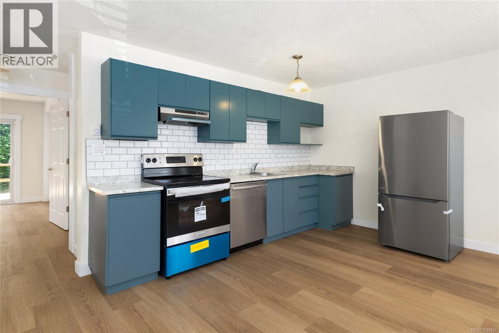 304 2525 Dingwall St Property Photo 4