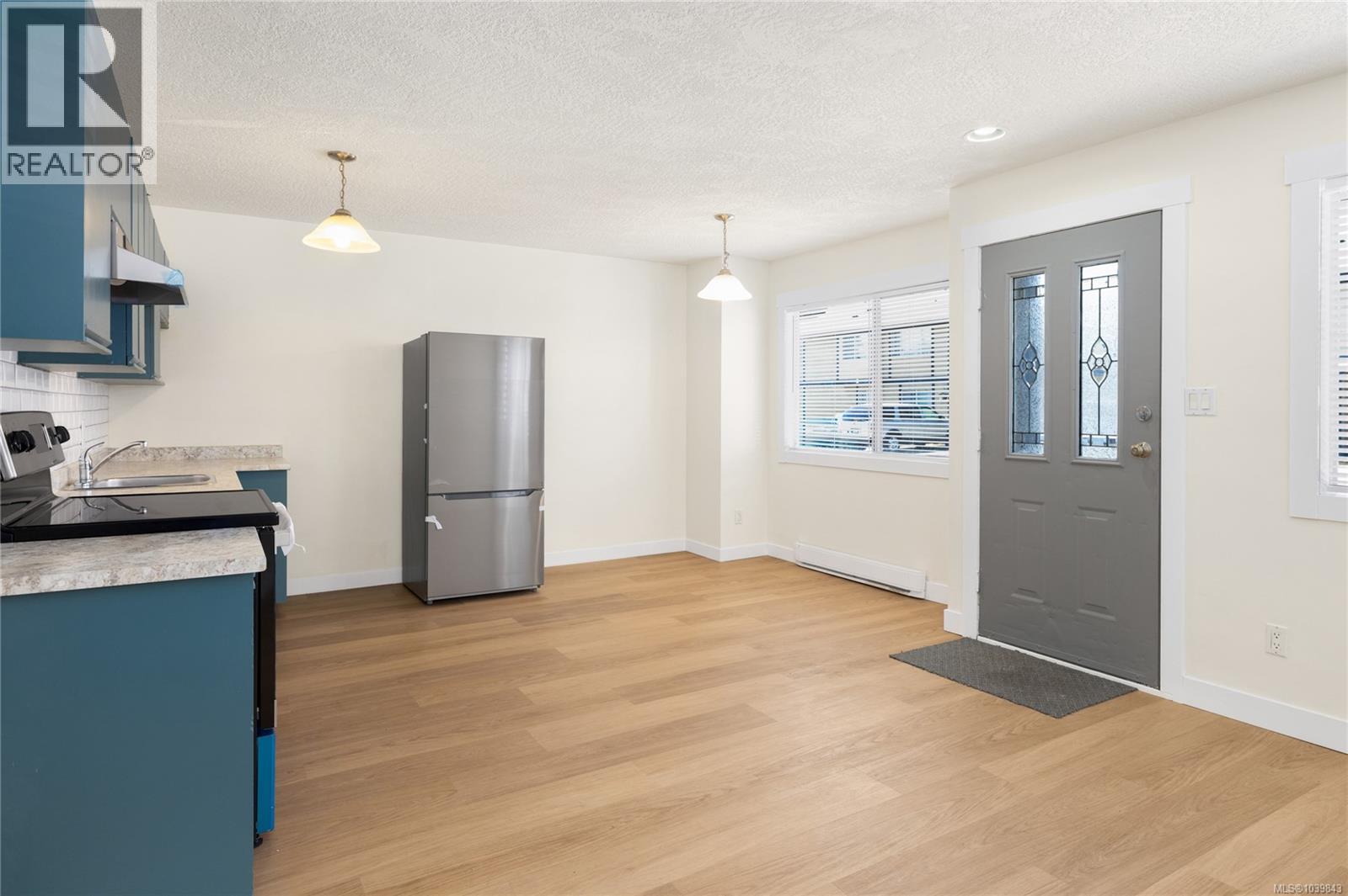 304 2525 Dingwall St Property Photo 5